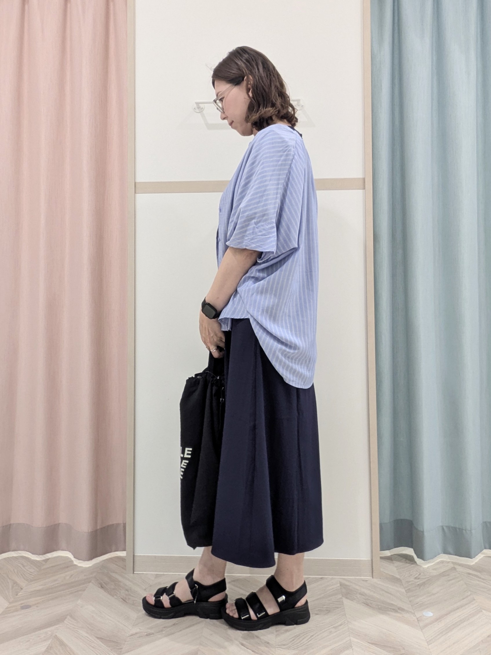 miyuさんの「SHOO･LA･RUE｜【ひんやり/洗濯機可/体型カバー】二の腕隠れる ゆるっと襟ギャザーレーヨンブラウス」を使ったコーディネート