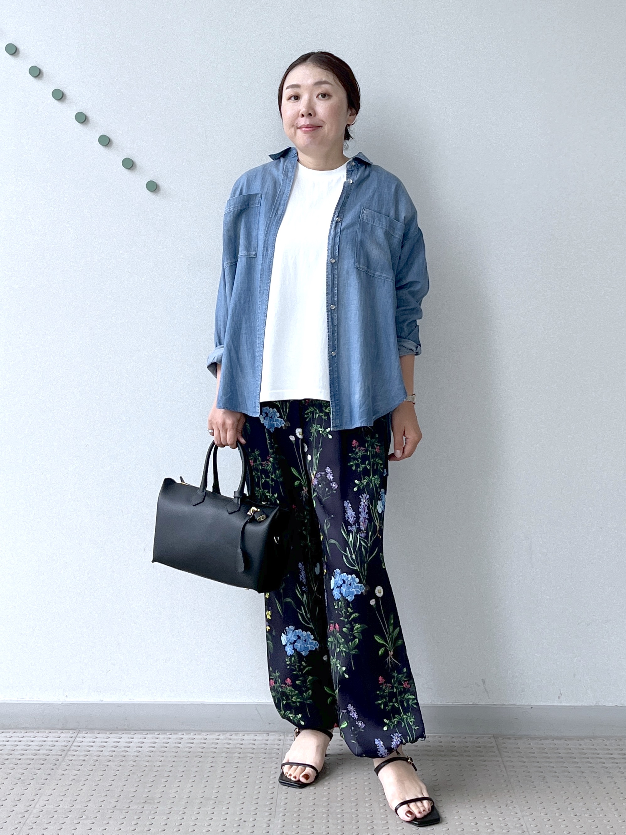 Soeさんの「DRESSTERIOR｜【涼しく着映え】シアーデニムシャツ」を使ったコーディネート
