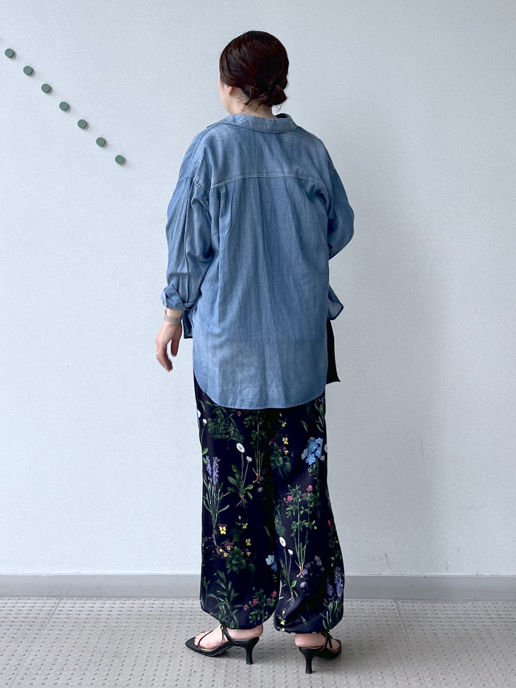 Soeさんの「DRESSTERIOR｜【涼しく着映え】シアーデニムシャツ」を使ったコーディネート