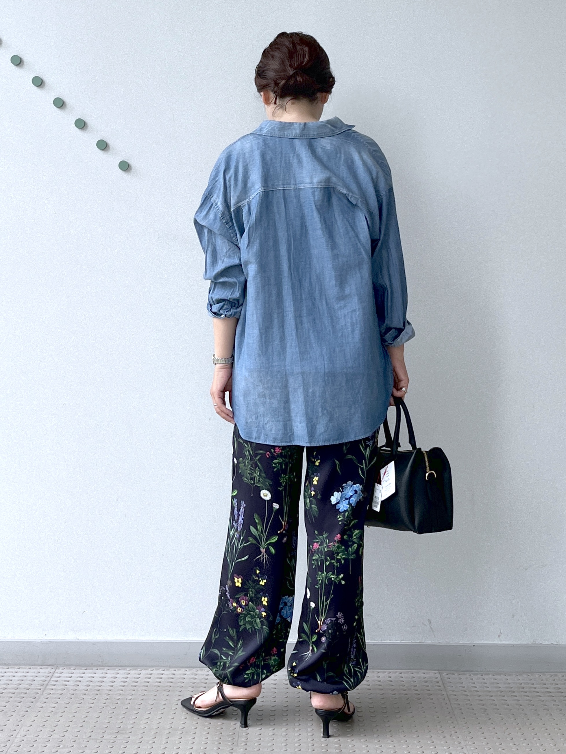 Soeさんの「DRESSTERIOR｜【涼しく着映え】シアーデニムシャツ」を使ったコーディネート