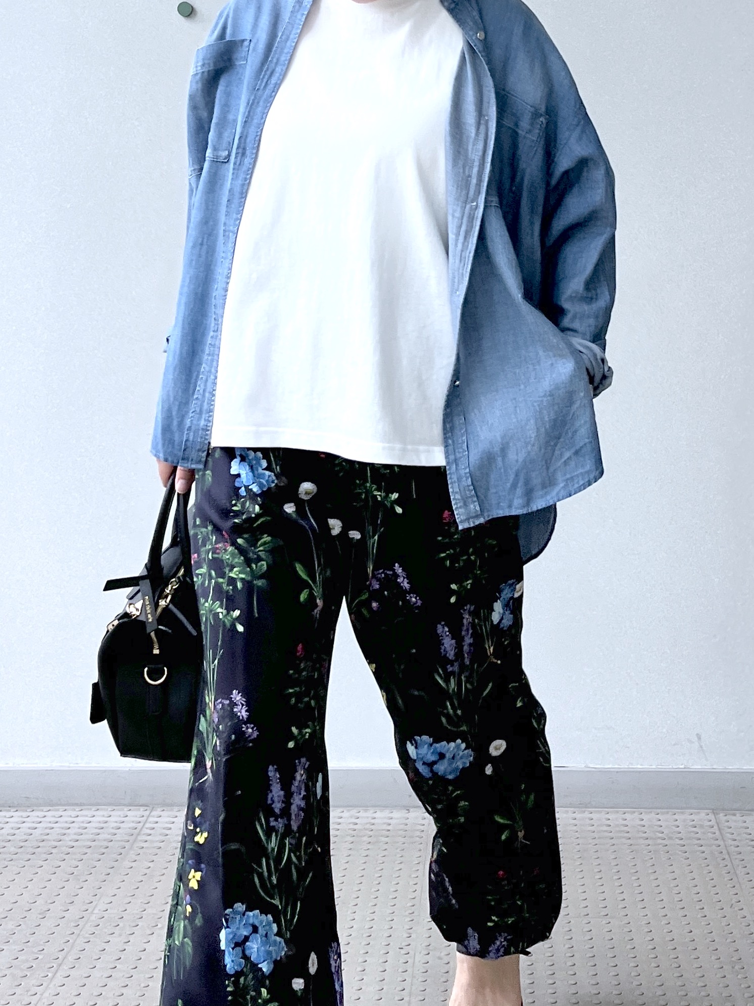 Soeさんの「DRESSTERIOR｜【涼しく着映え】シアーデニムシャツ」を使ったコーディネート