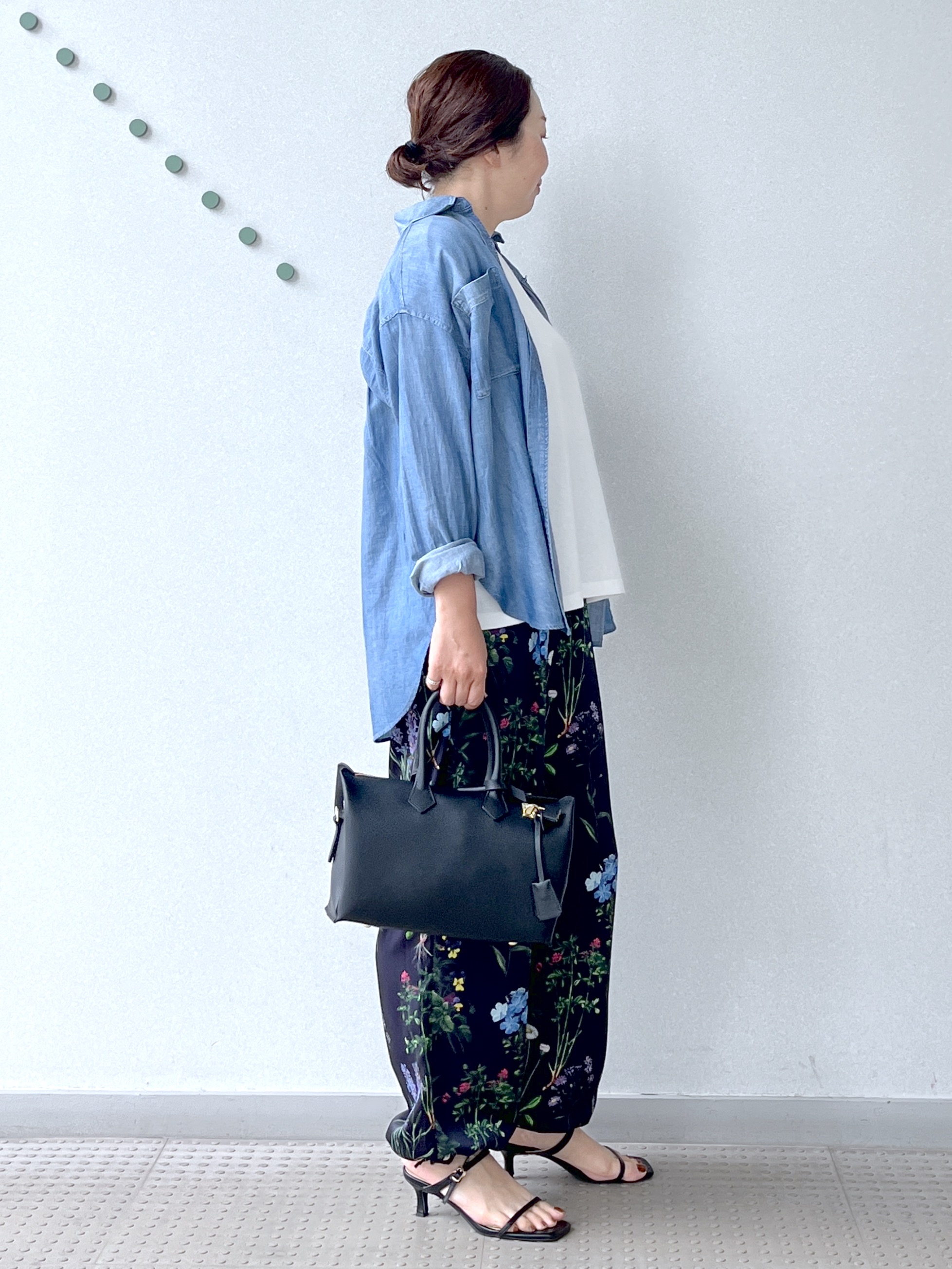 Soeさんの「DRESSTERIOR｜【涼しく着映え】シアーデニムシャツ」を使ったコーディネート