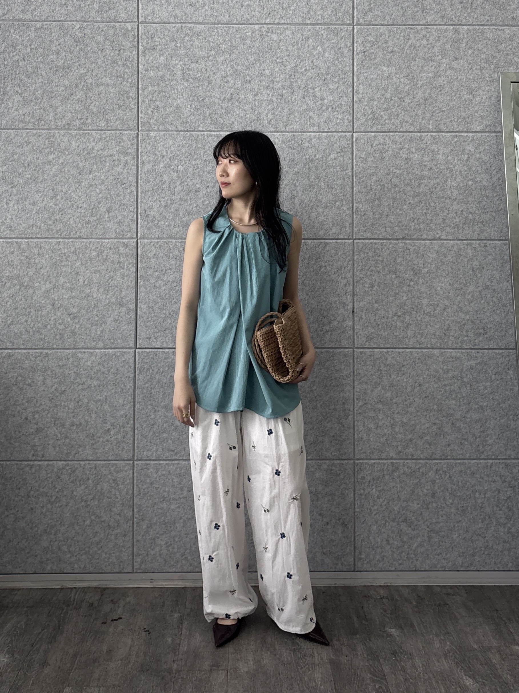 rinaさんの「INDIVI｜ボリュームタックスリーブレスブラウス」を使ったコーディネート