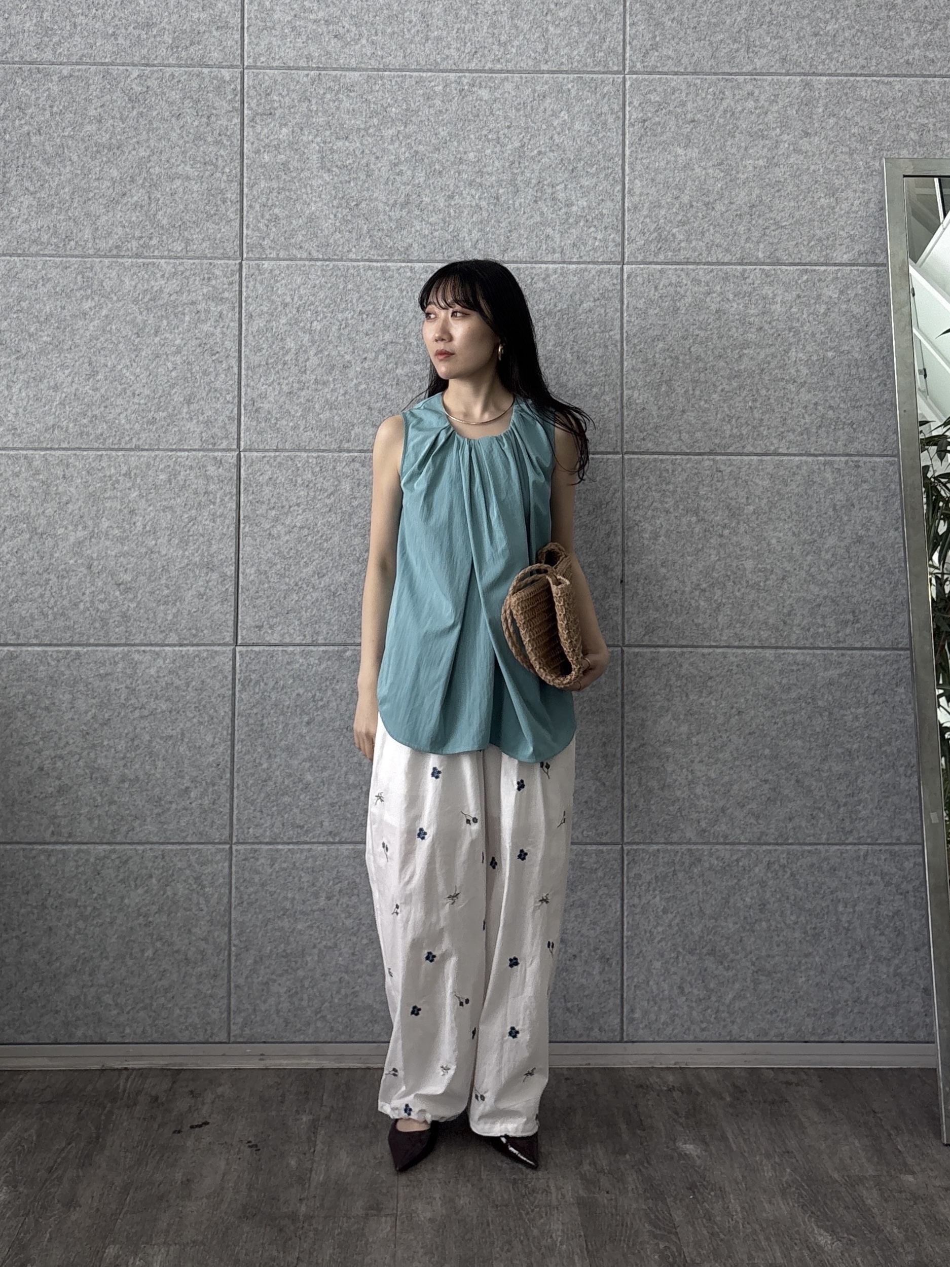 rinaさんの「INDIVI｜ボリュームタックスリーブレスブラウス」を使ったコーディネート