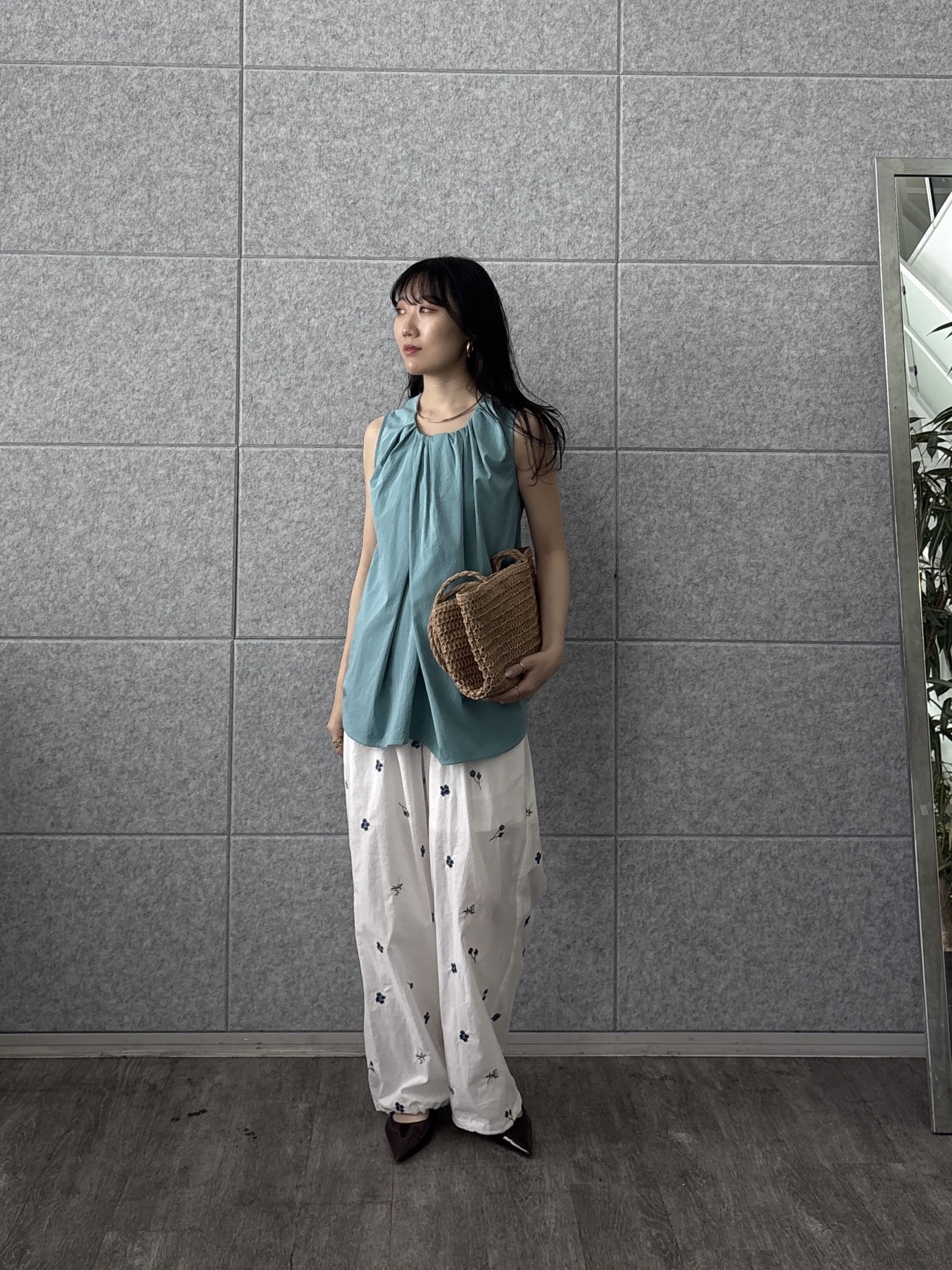 rinaさんの「INDIVI｜ボリュームタックスリーブレスブラウス」を使ったコーディネート
