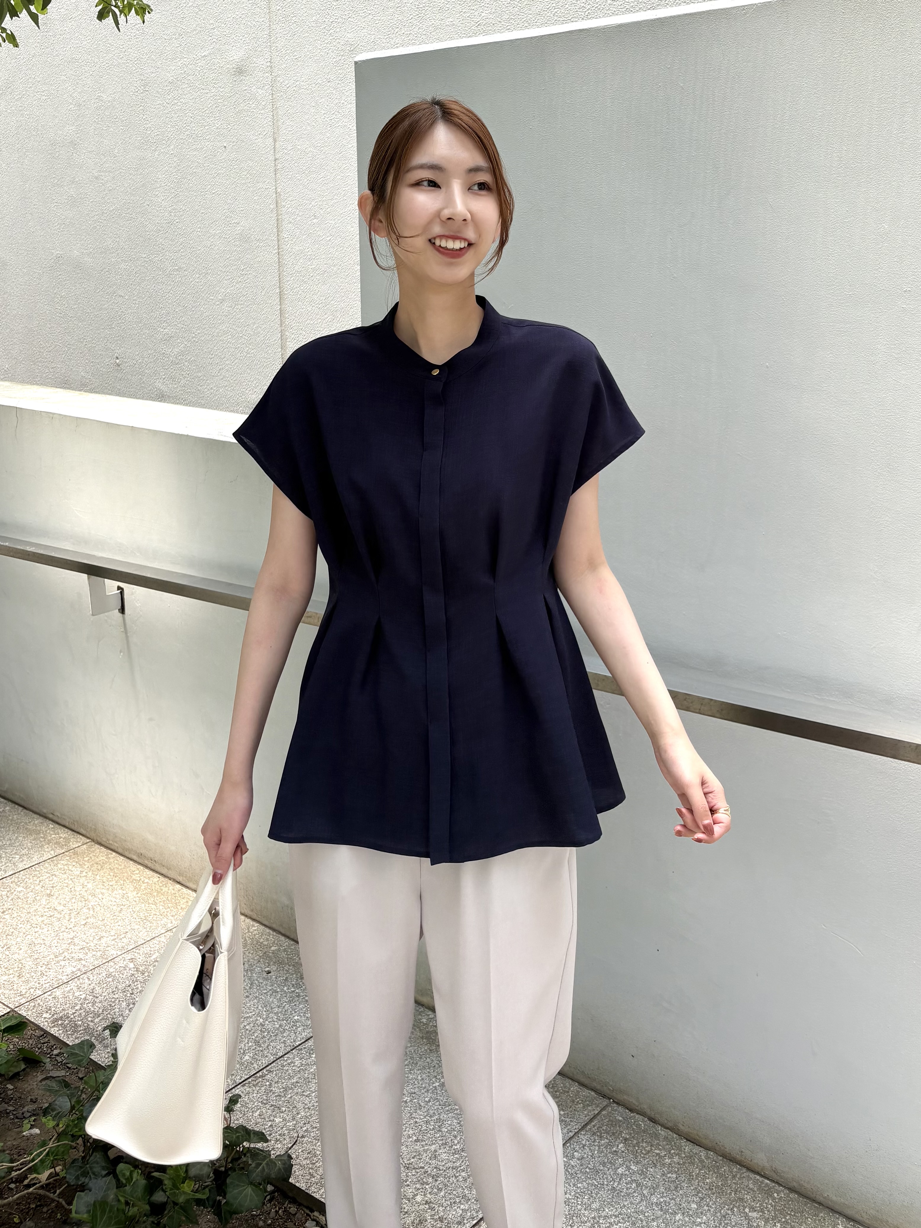 めぐさんの「OPAQUE.CLIP｜【接触冷感／吸水速乾】リネンライク タックフレンチスリーブブラウス《洗濯機OK》」を使ったコーディネート
