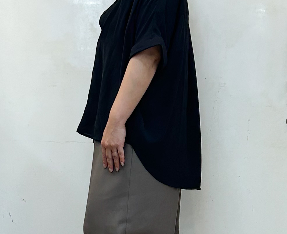 haruさんの「SHOO･LA･RUE｜【ひんやり/洗濯後しわになりにくい/S-LL】着るだけでこなれ見え 二の腕も隠せるデザイン半袖シャツ」を使ったコーディネート