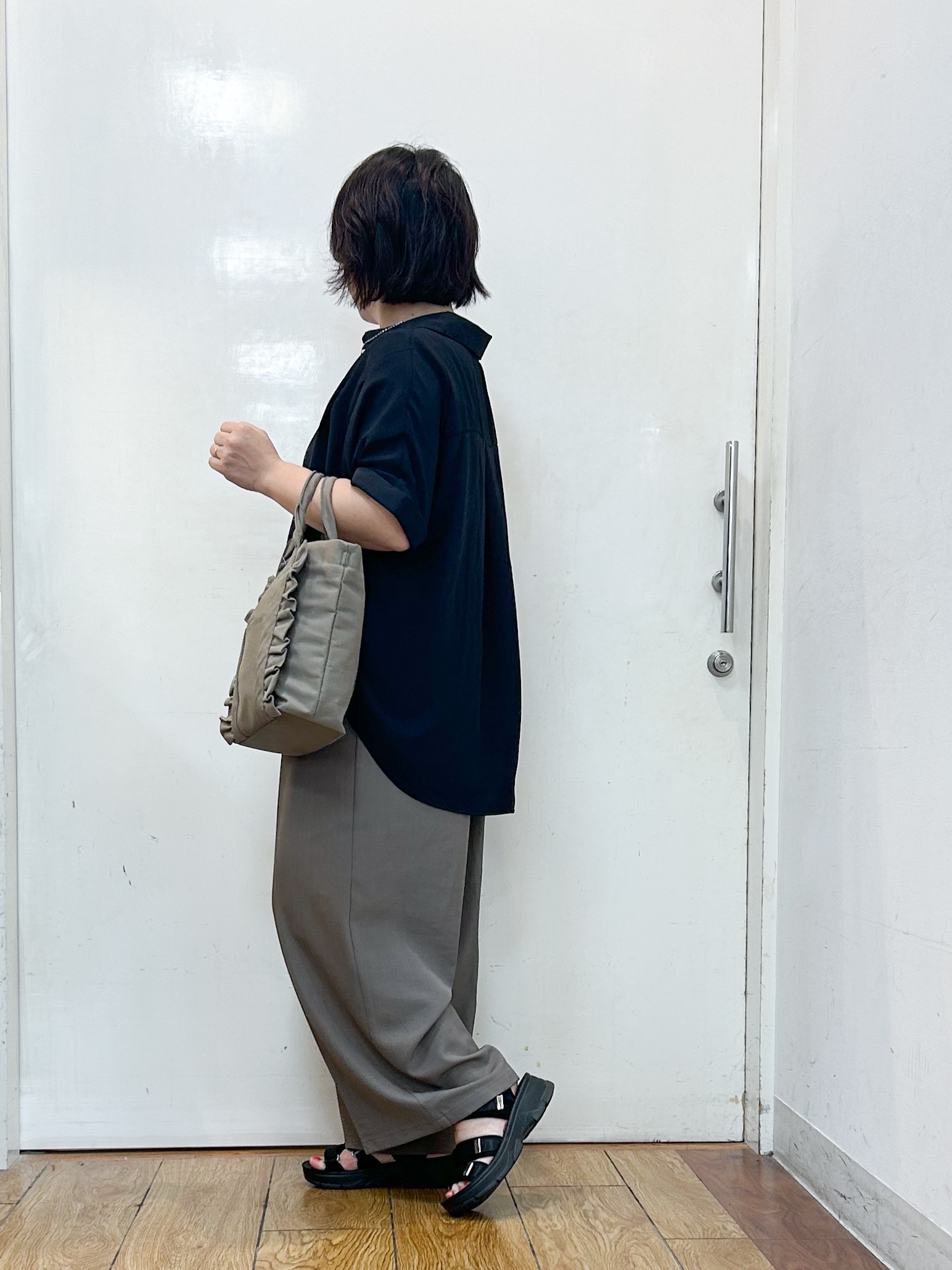 haruさんの「SHOO･LA･RUE｜【ひんやり/洗濯後しわになりにくい/S-LL】着るだけでこなれ見え 二の腕も隠せるデザイン半袖シャツ」を使ったコーディネート