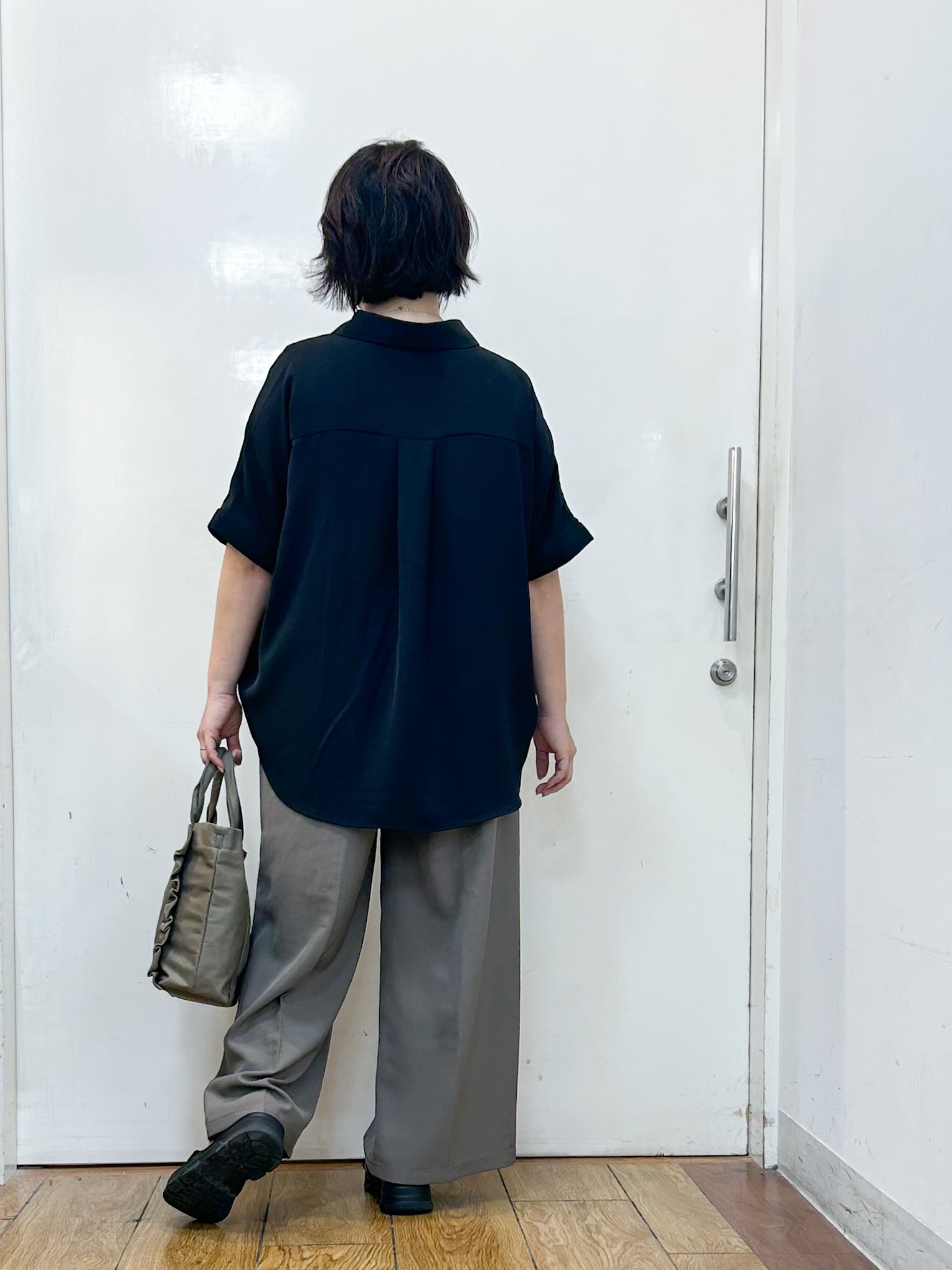 haruさんの「SHOO･LA･RUE｜【ひんやり/洗濯後しわになりにくい/S-LL】着るだけでこなれ見え 二の腕も隠せるデザイン半袖シャツ」を使ったコーディネート