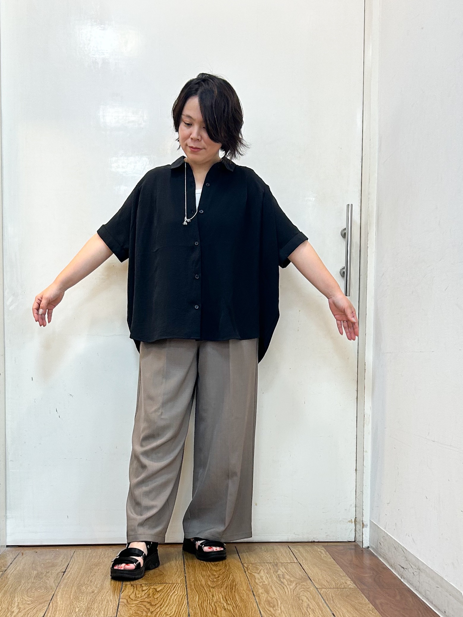 haruさんの「SHOO･LA･RUE｜【ひんやり/洗濯後しわになりにくい/S-LL】着るだけでこなれ見え 二の腕も隠せるデザイン半袖シャツ」を使ったコーディネート
