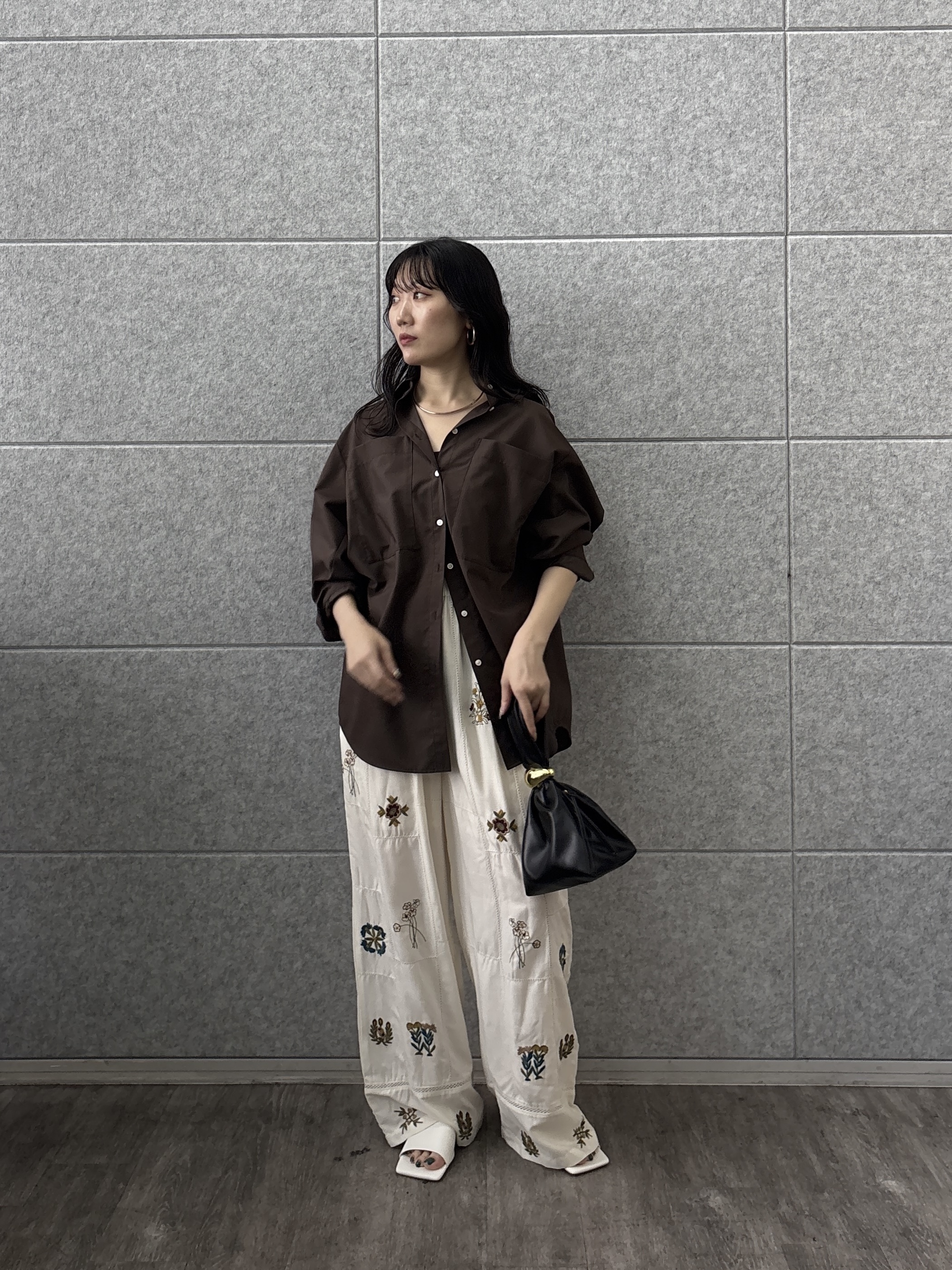 rinaさんの「INDIVI｜アート刺繍イージーパンツ【セットアップ可能】」を使ったコーディネート