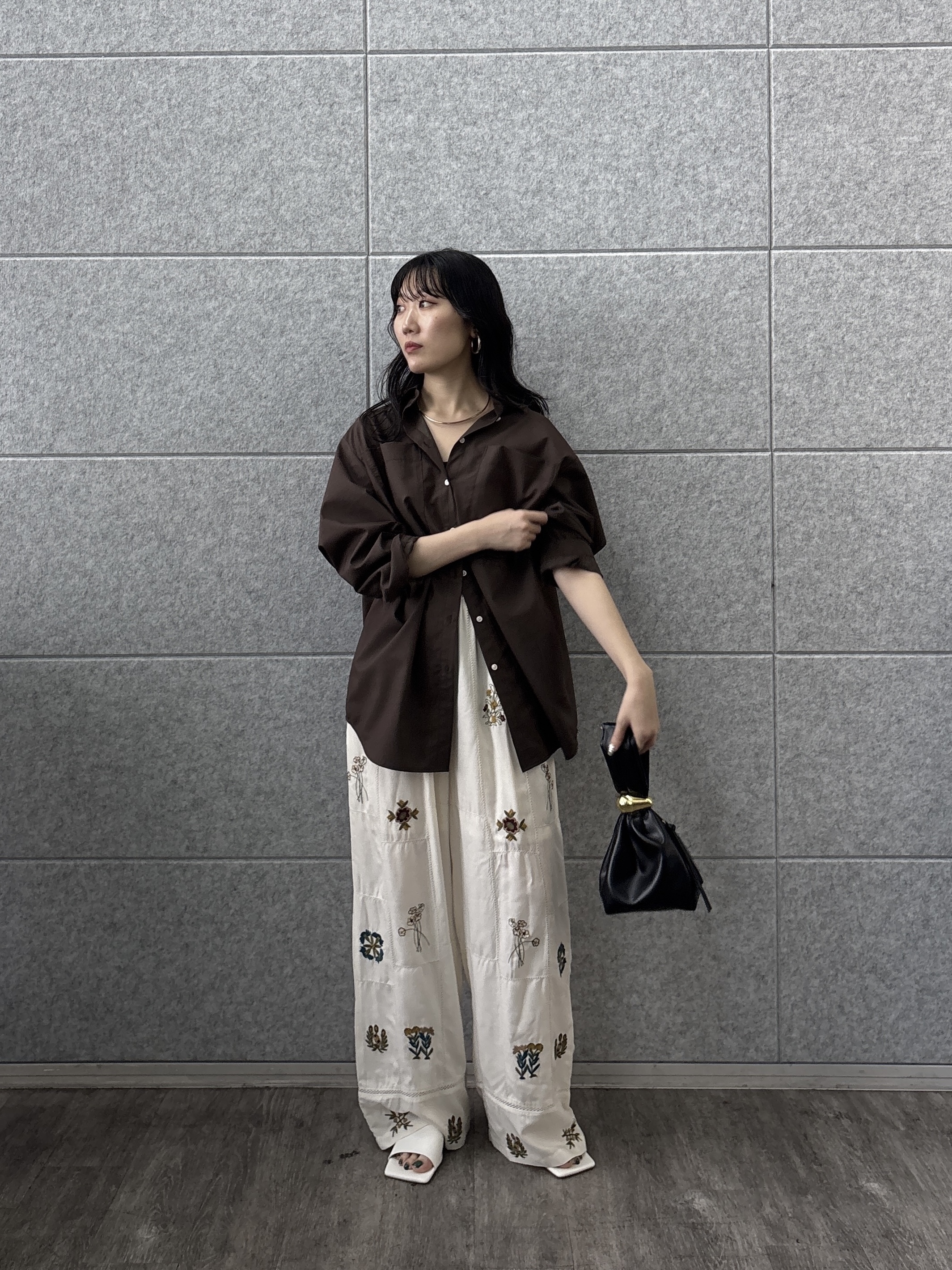 rinaさんの「INDIVI｜アート刺繍イージーパンツ【セットアップ可能】」を使ったコーディネート