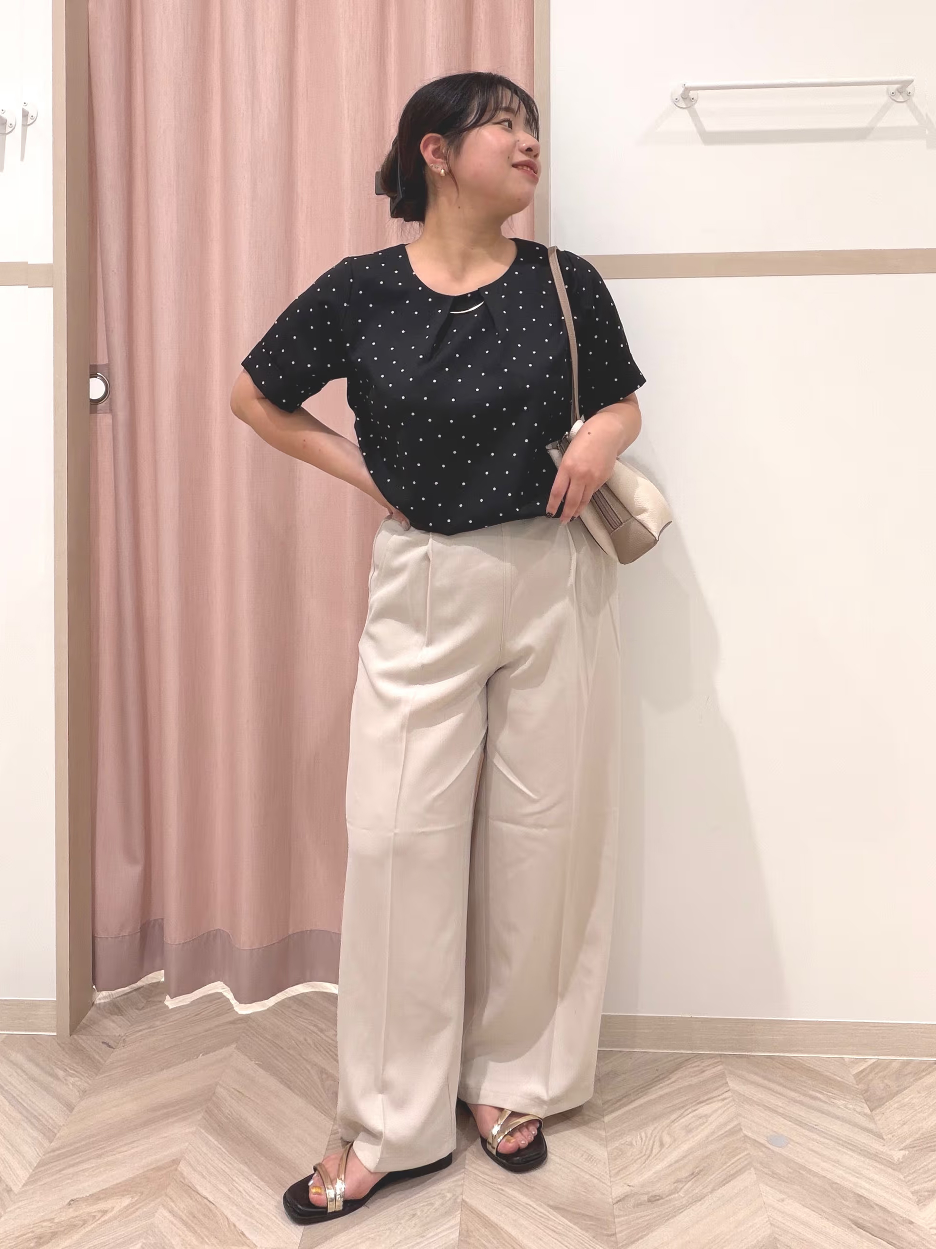 まちゃんなちゃんさんの「SHOO･LA･RUE｜【通勤/S-LL/洗濯機可】ゴールドパーツがアクセント アクセサリーいらずのドット柄ブラウス」を使ったコーディネート