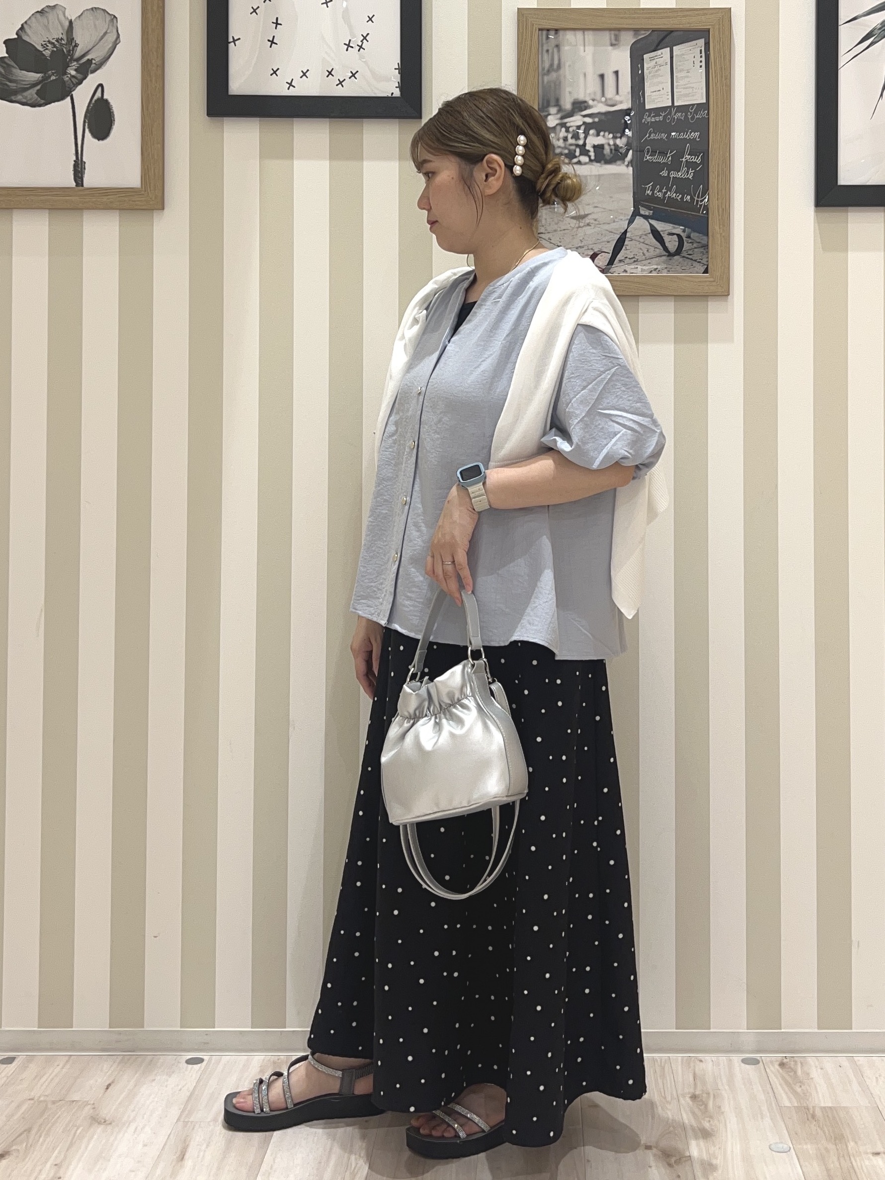 mさんの「SHOO･LA･RUE｜【ひんやり/洗濯機可/S-LL】オンにもオフにも マルチに使えるボタンレスカーディガン」を使ったコーディネート
