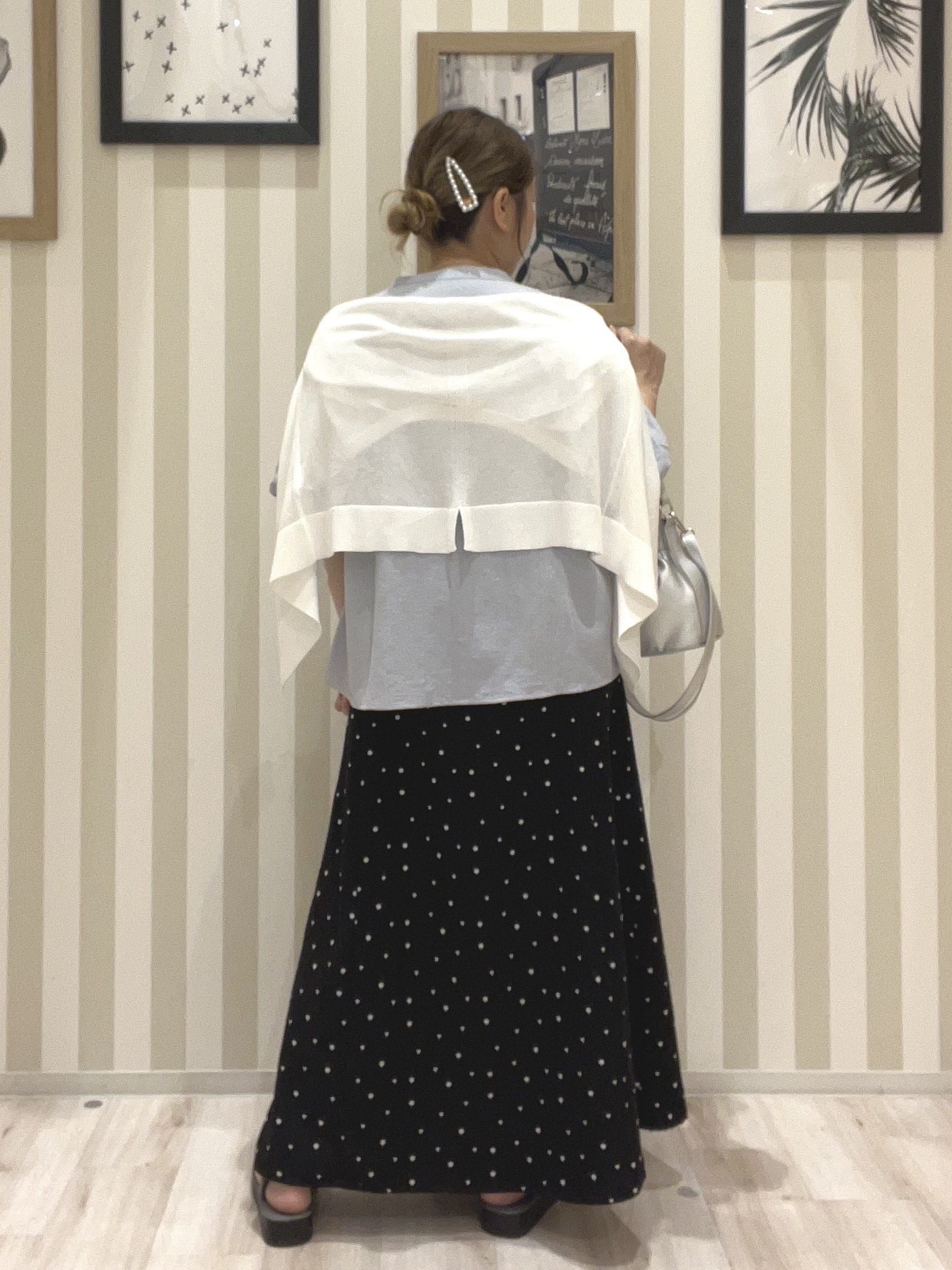 mさんの「SHOO･LA･RUE｜【ひんやり/洗濯機可/S-LL】オンにもオフにも マルチに使えるボタンレスカーディガン」を使ったコーディネート