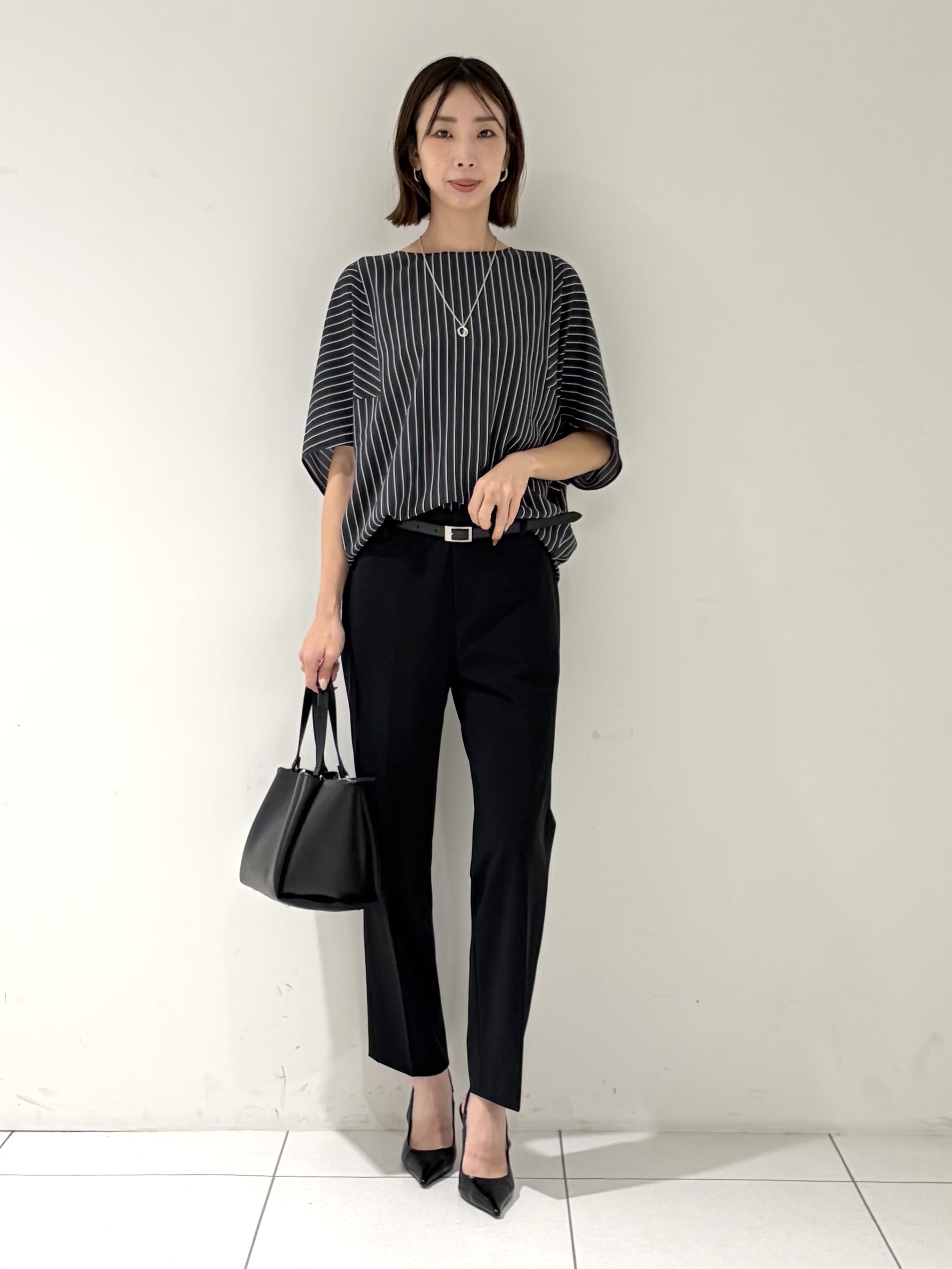 shioriさんの「INDIVI｜【高ストレッチ／撥水／接触冷感】リラックス スリムストレートパンツ」を使ったコーディネート