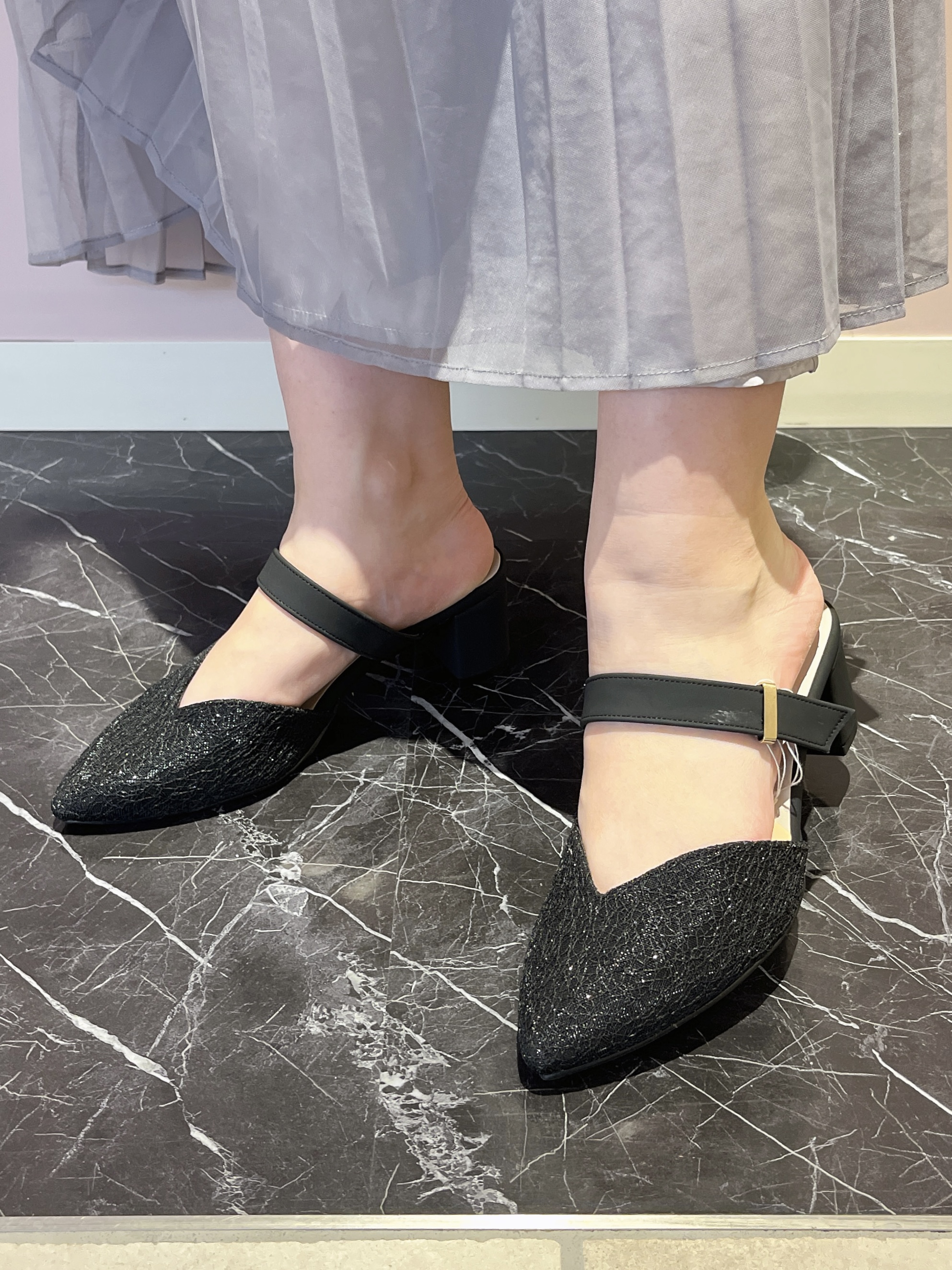 このかさんの「ESPERANZA｜シャイニーミュールパンプス」を使ったコーディネート