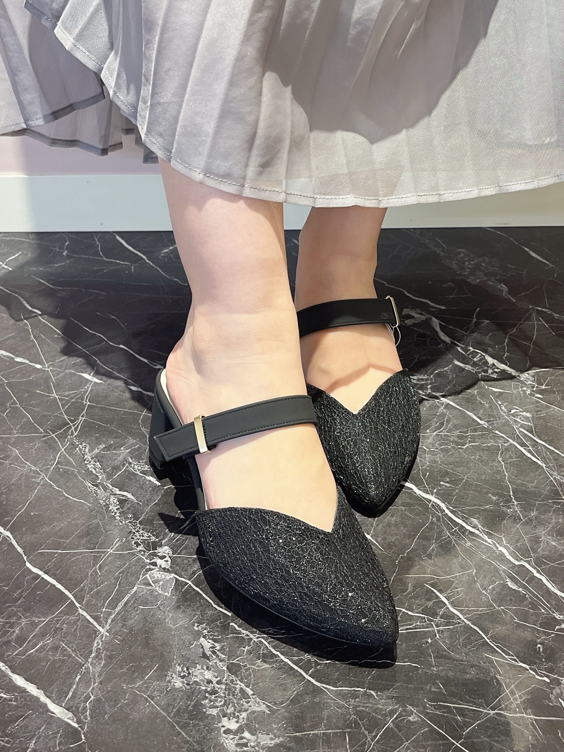 このかさんの「ESPERANZA｜シャイニーミュールパンプス」を使ったコーディネート