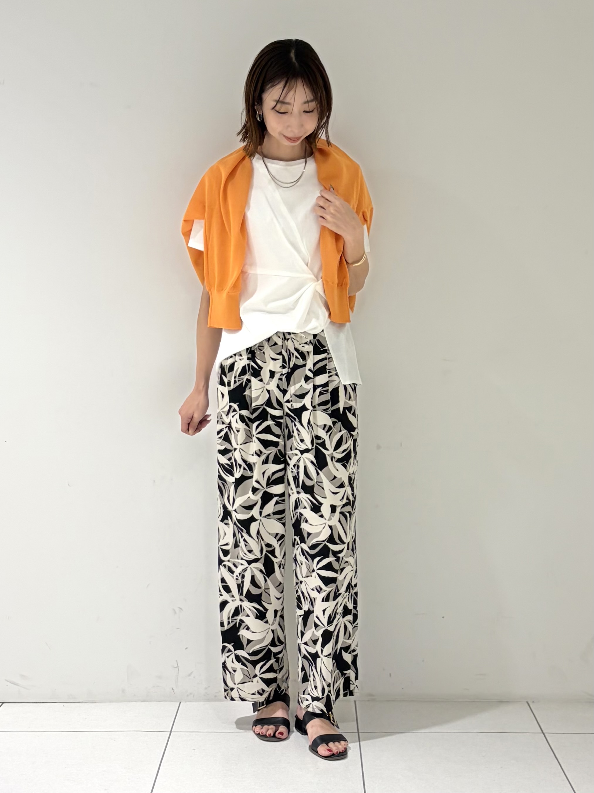shioriさんの「INDIVI｜【シアー／軽羽織】ドルマン袖ニットカーディガン」を使ったコーディネート