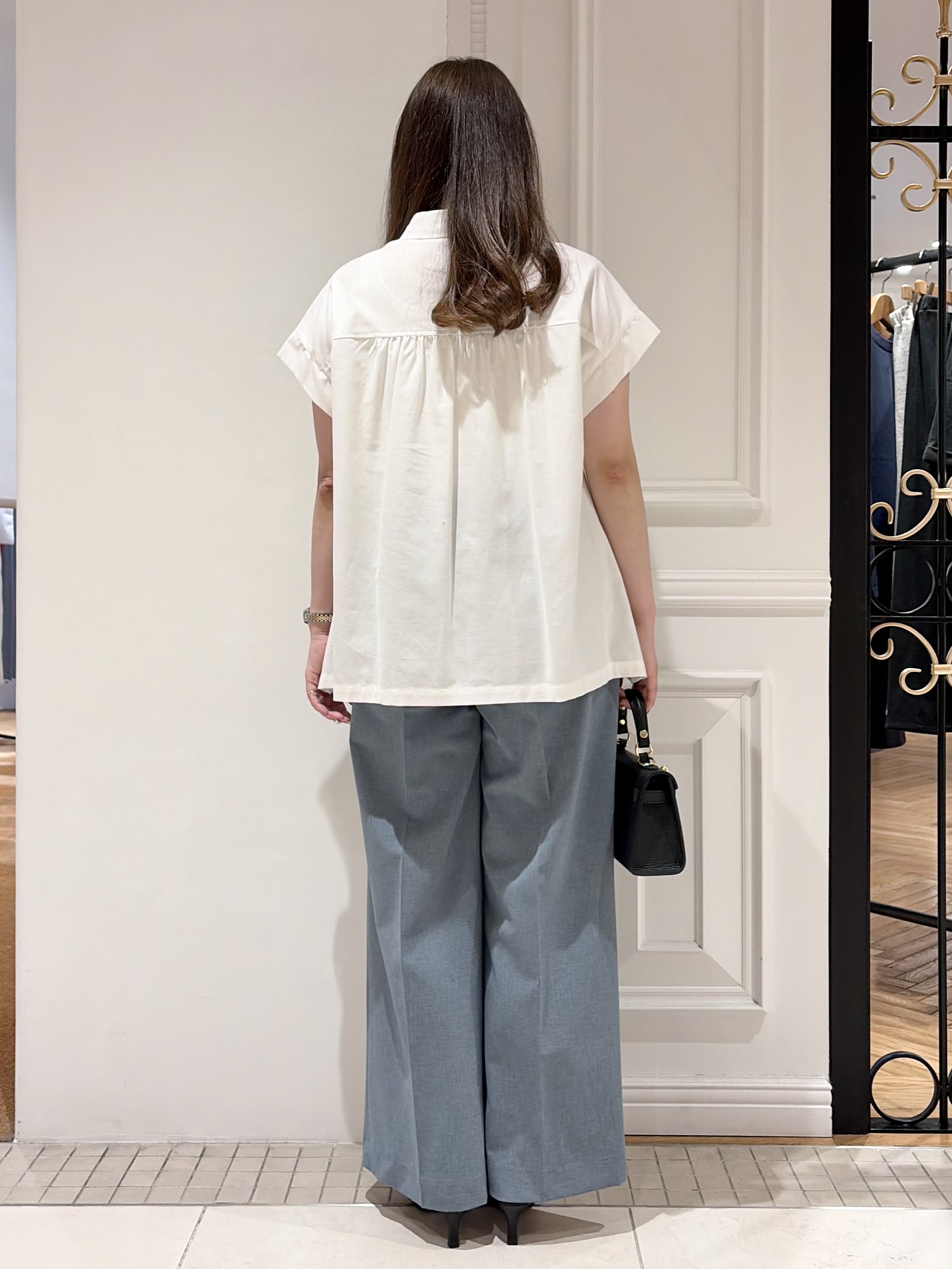 minowaさんの「DRESSTERIOR｜【毎年人気/ウォッシャブル】バックフレアオックスシャツ」を使ったコーディネート