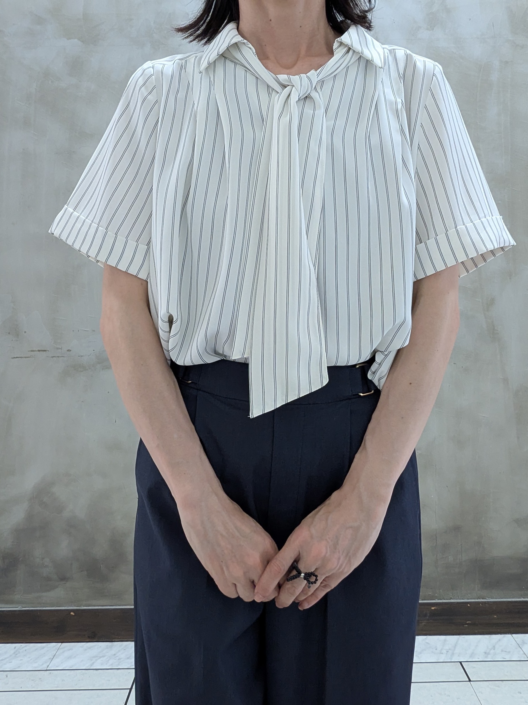 shioさんの「grove｜半袖になって再登場！【洗える】チャーム付きマルチWAYボウタイブラウス」を使ったコーディネート