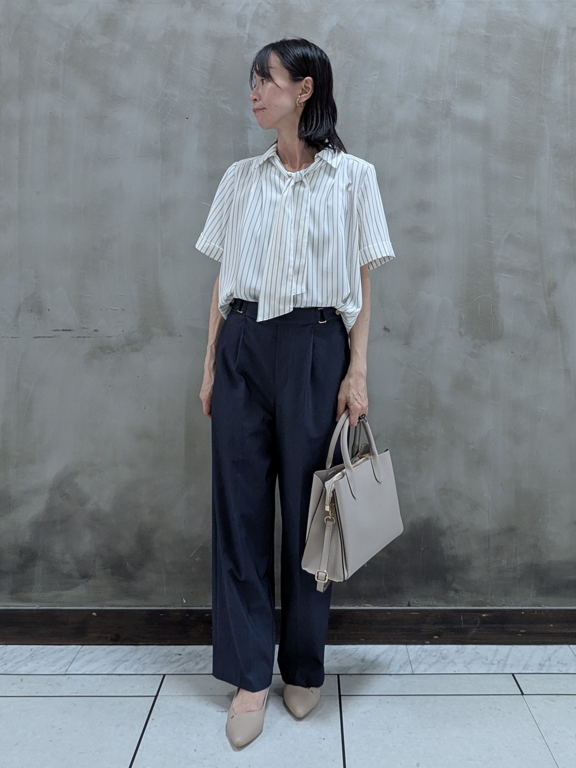 shioさんの「grove｜半袖になって再登場！【洗える】チャーム付きマルチWAYボウタイブラウス」を使ったコーディネート