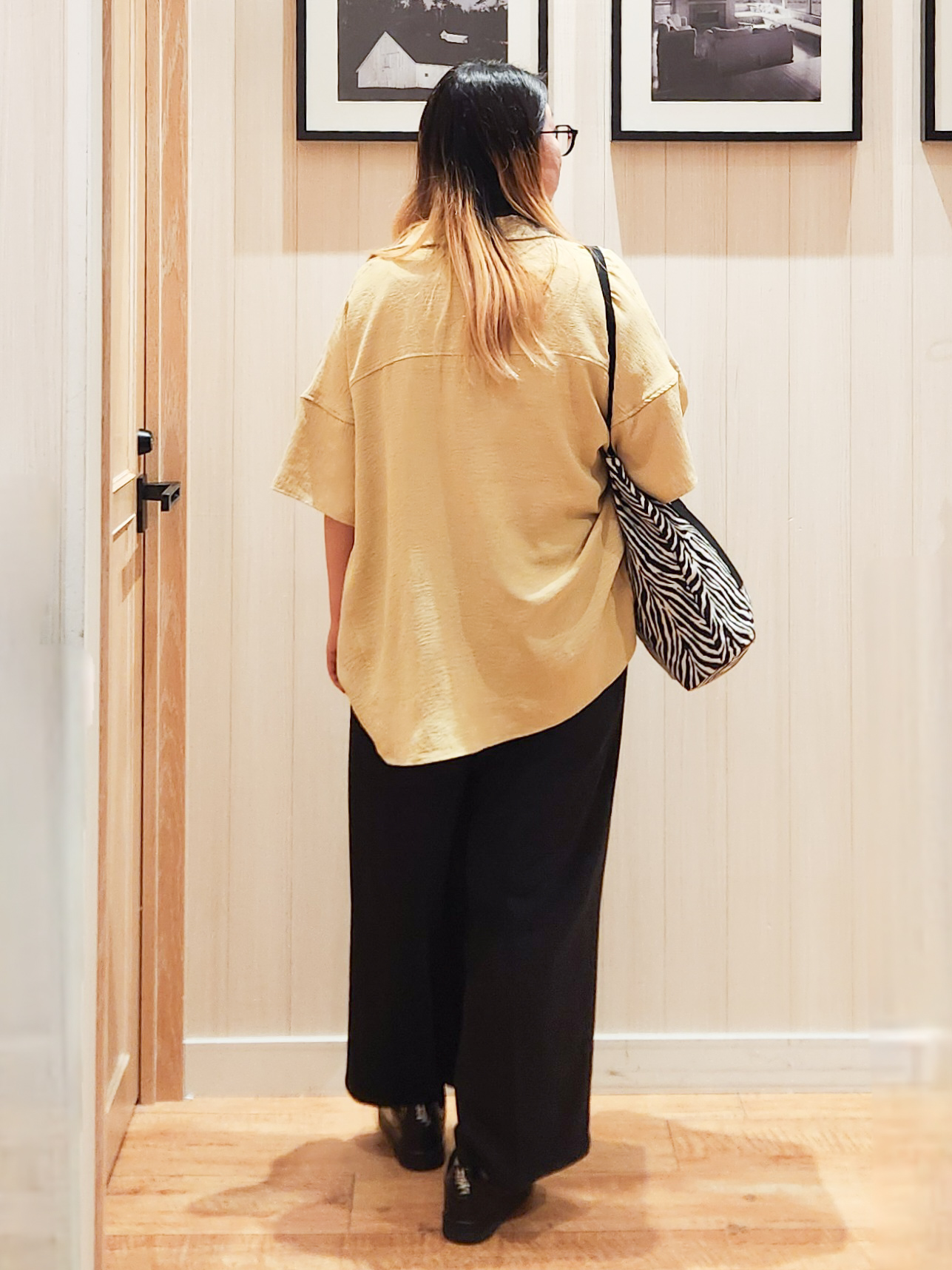 れーやんさんの「SHOO･LA･RUE｜【高レビュー/洗濯後しわになりにくい/体型カバー】きちんとゆるっと 大人の抜け感 ポンチョ風カラーシ」を使ったコーディネート