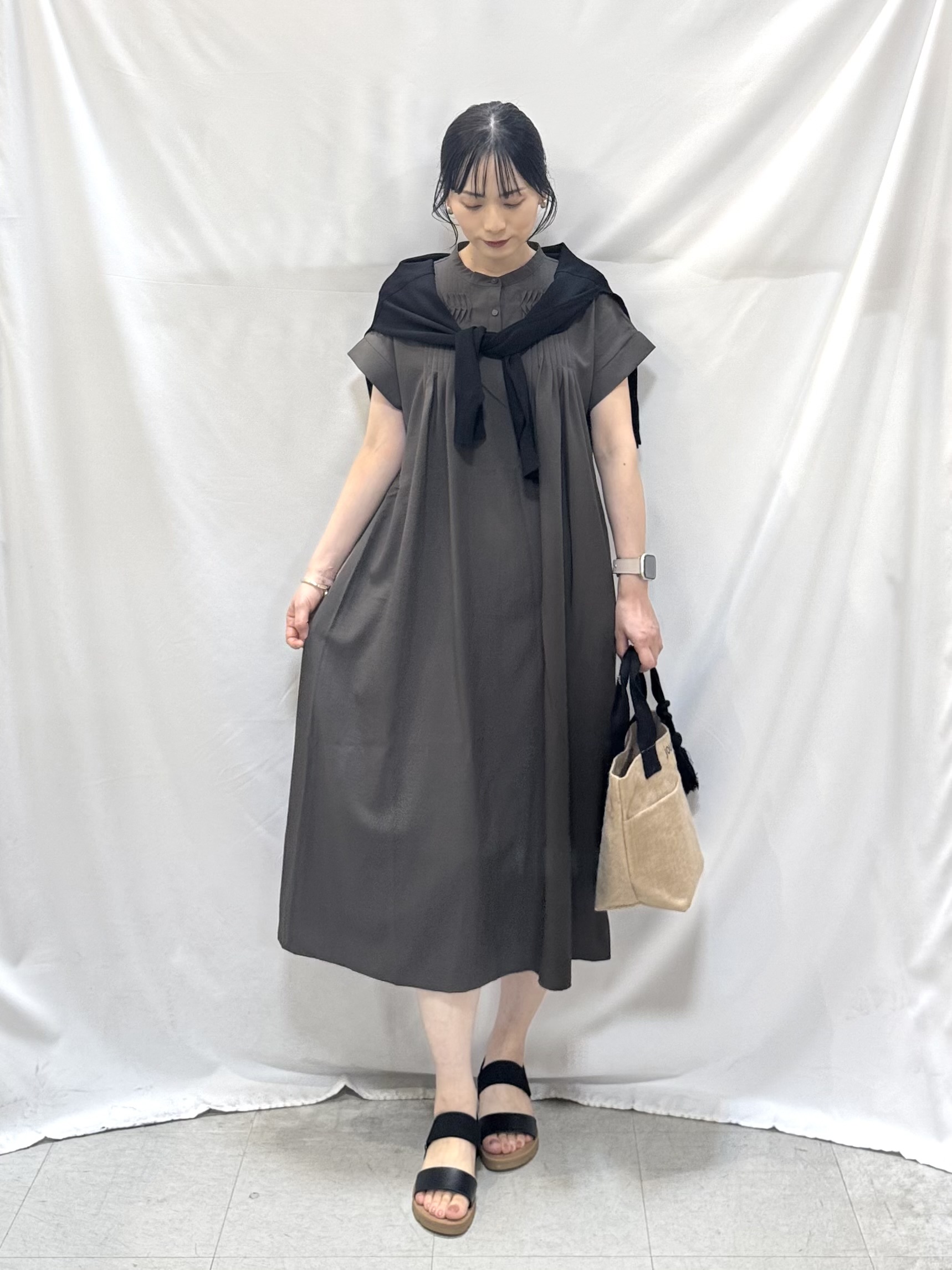 𝐇𝐢𝐫𝐨𝐦𝐢さんの「SHOO･LA･RUE｜【洗濯機可/ひんやり/UV】さらっとしたタッチが心地よい ショート丈 Vネックカーディガン」を使ったコーディネート
