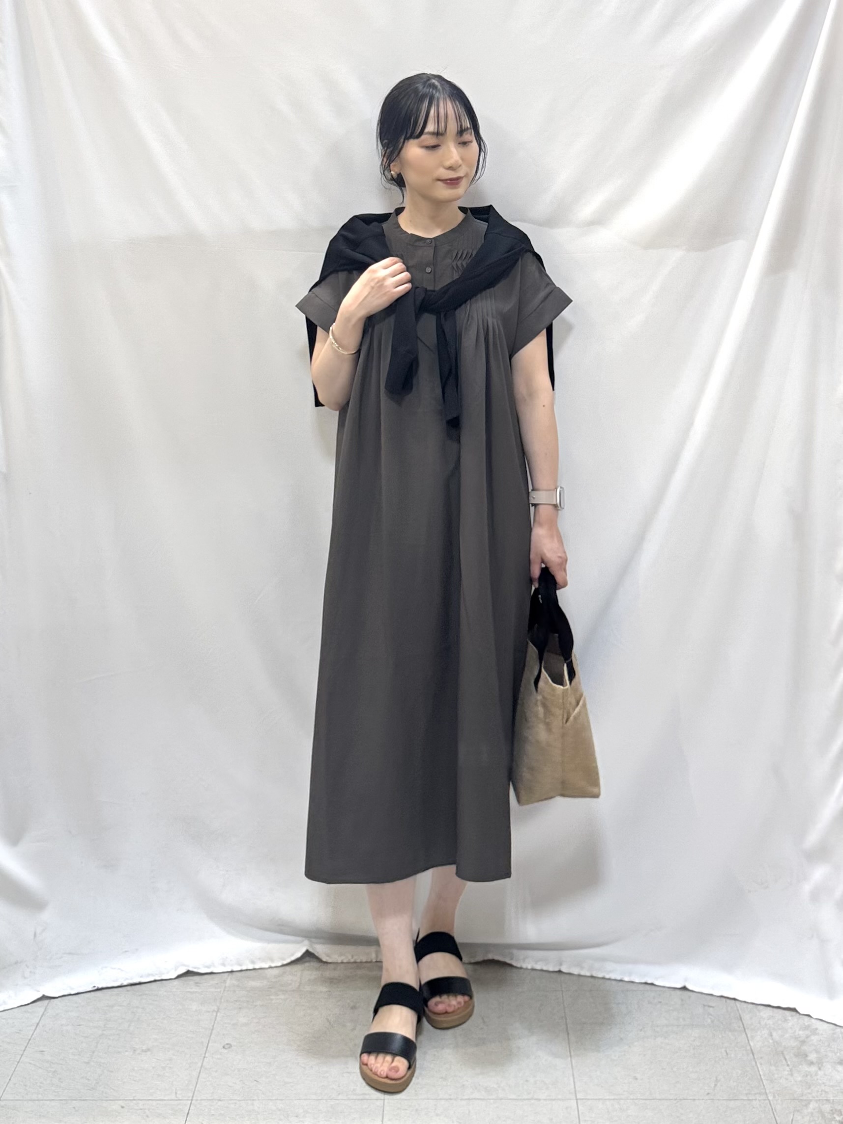 𝐇𝐢𝐫𝐨𝐦𝐢さんの「SHOO･LA･RUE｜【洗濯機可/ひんやり/UV】さらっとしたタッチが心地よい ショート丈 Vネックカーディガン」を使ったコーディネート