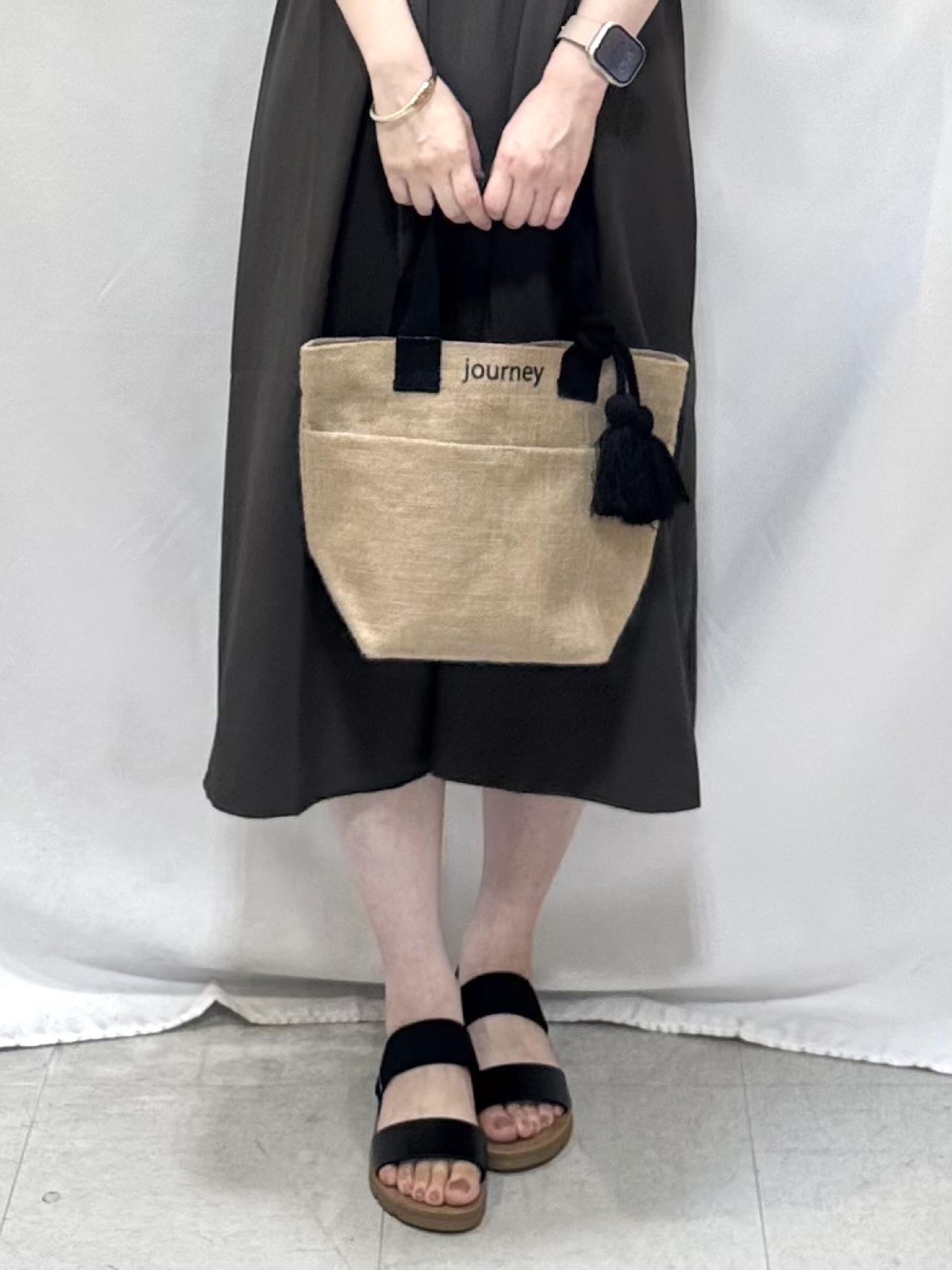 𝐇𝐢𝐫𝐨𝐦𝐢さんの「SHOO･LA･RUE｜【洗濯機可/ひんやり/UV】さらっとしたタッチが心地よい ショート丈 Vネックカーディガン」を使ったコーディネート