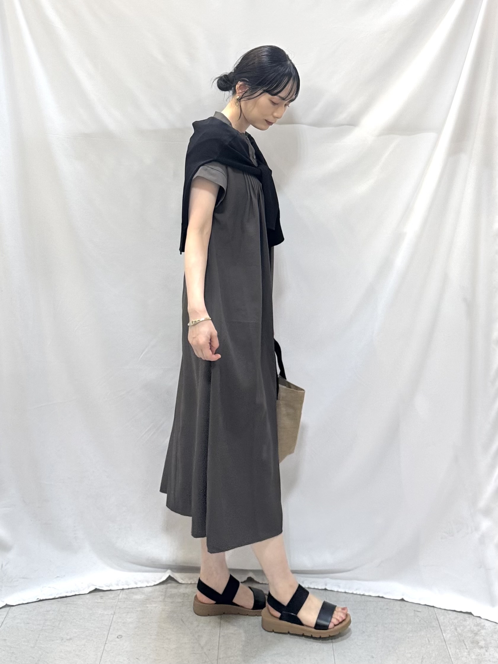 𝐇𝐢𝐫𝐨𝐦𝐢さんの「SHOO･LA･RUE｜【洗濯機可/ひんやり/UV】さらっとしたタッチが心地よい ショート丈 Vネックカーディガン」を使ったコーディネート