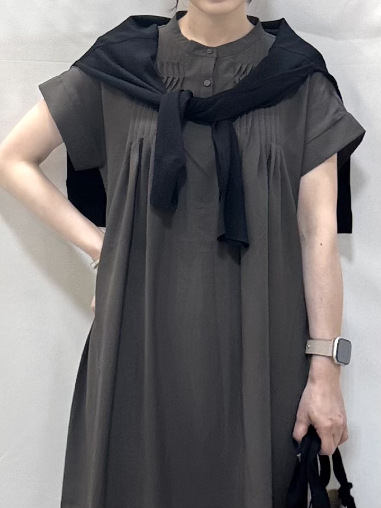 𝐇𝐢𝐫𝐨𝐦𝐢さんの「SHOO･LA･RUE｜【洗濯機可/ひんやり/UV】さらっとしたタッチが心地よい ショート丈 Vネックカーディガン」を使ったコーディネート