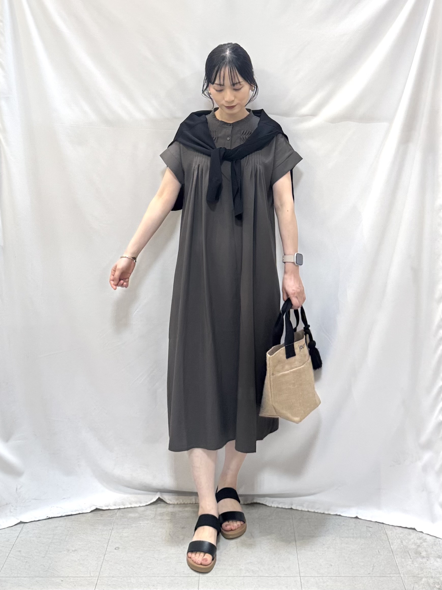 𝐇𝐢𝐫𝐨𝐦𝐢さんの「SHOO･LA･RUE｜【洗濯機可/ひんやり/UV】さらっとしたタッチが心地よい ショート丈 Vネックカーディガン」を使ったコーディネート