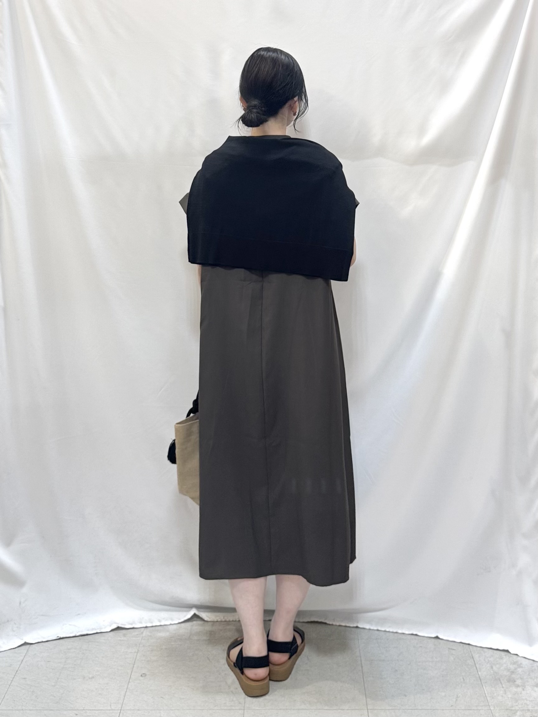 𝐇𝐢𝐫𝐨𝐦𝐢さんの「SHOO･LA･RUE｜【洗濯機可/ひんやり/UV】さらっとしたタッチが心地よい ショート丈 Vネックカーディガン」を使ったコーディネート