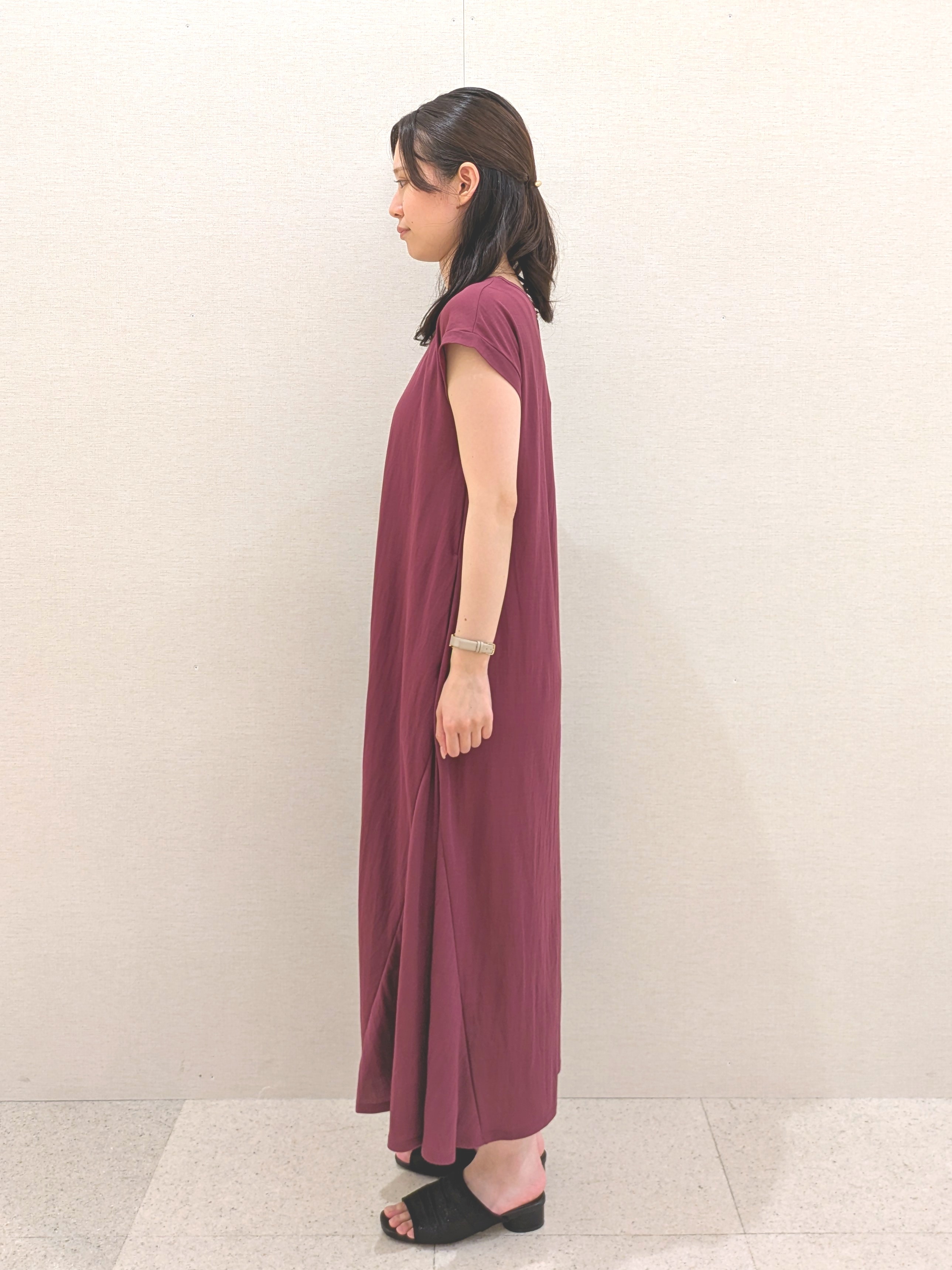 小野紗良さんの「grove｜【低身長さんも選べる着丈】モクロディフレンチワンピース」を使ったコーディネート