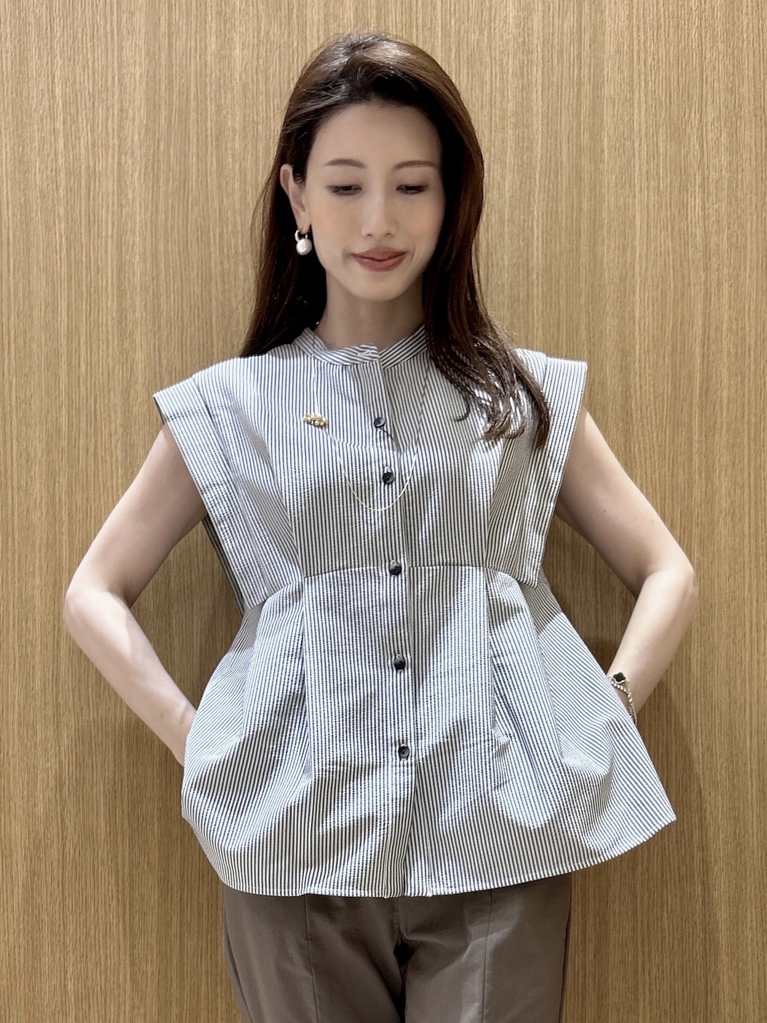 maiさんの「OPAQUE.CLIP｜『STORY Web7月掲載』ペプラムブラウス《通気性／吸水速乾／UVケア／防シワ／洗濯機OK》」を使ったコーディネート