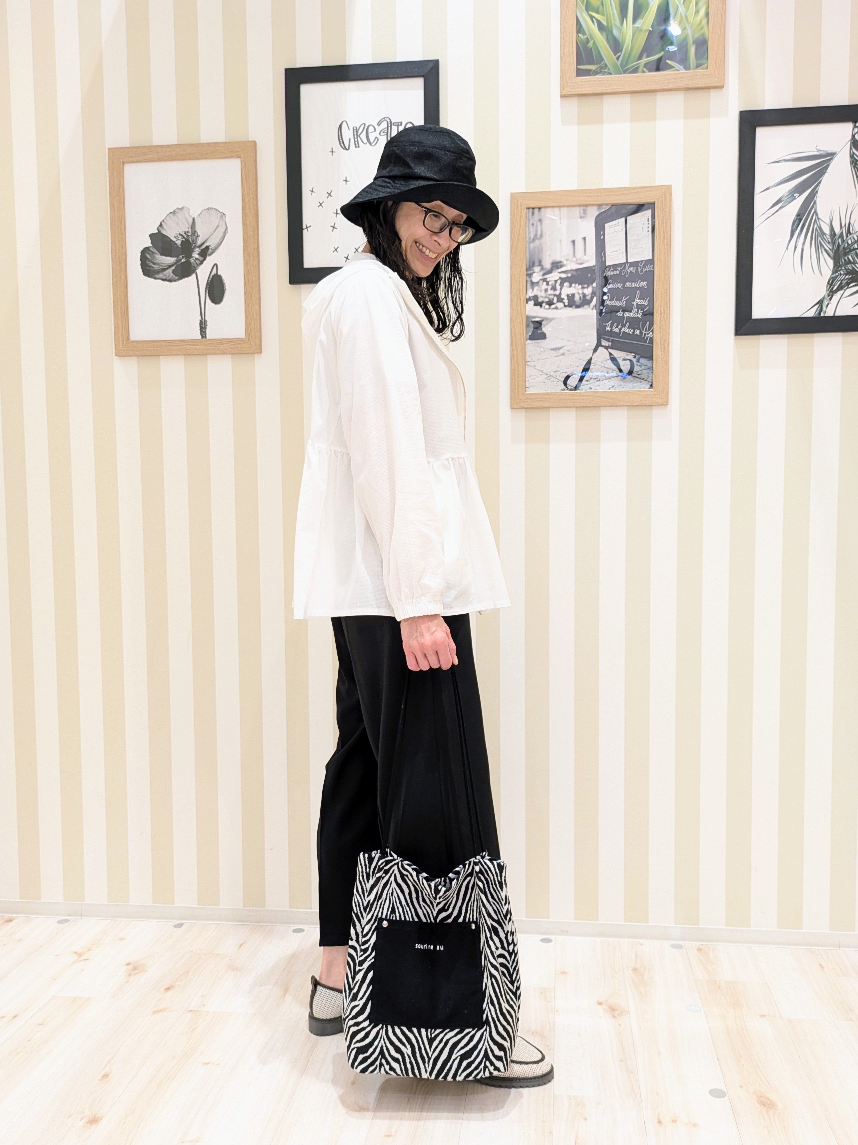 Mikiさんの「SHOO･LA･RUE｜【ひんやり/S-LL/体型カバー】ペプラムフリルとゴールドパーツが女性らしい UVパーカ」を使ったコーディネート