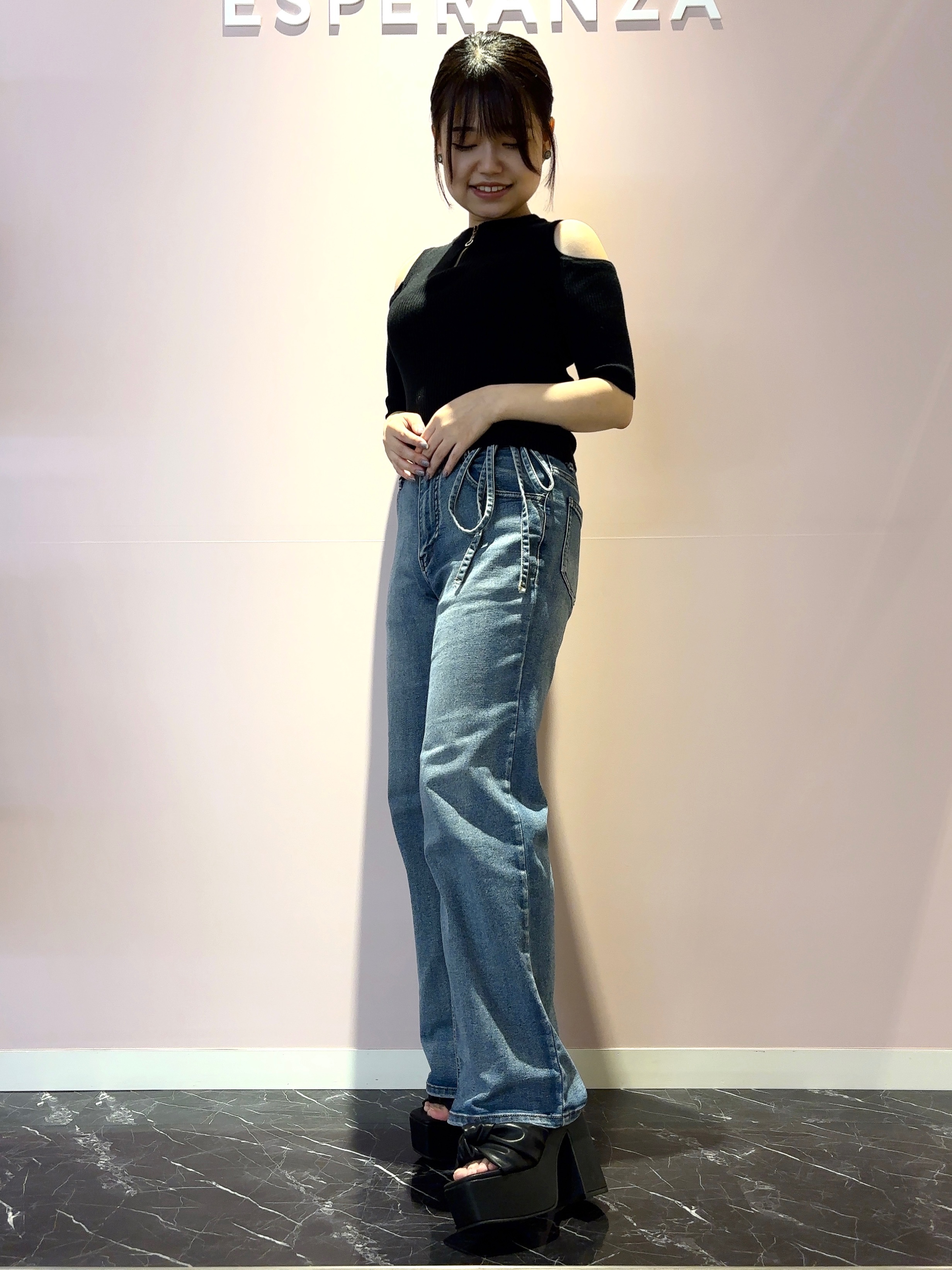 まっきーさんの「ESPERANZA｜【ラク盛り／サンダル】リピーター続出／脚長美脚　ツイストリボンサンダル」を使ったコーディネート