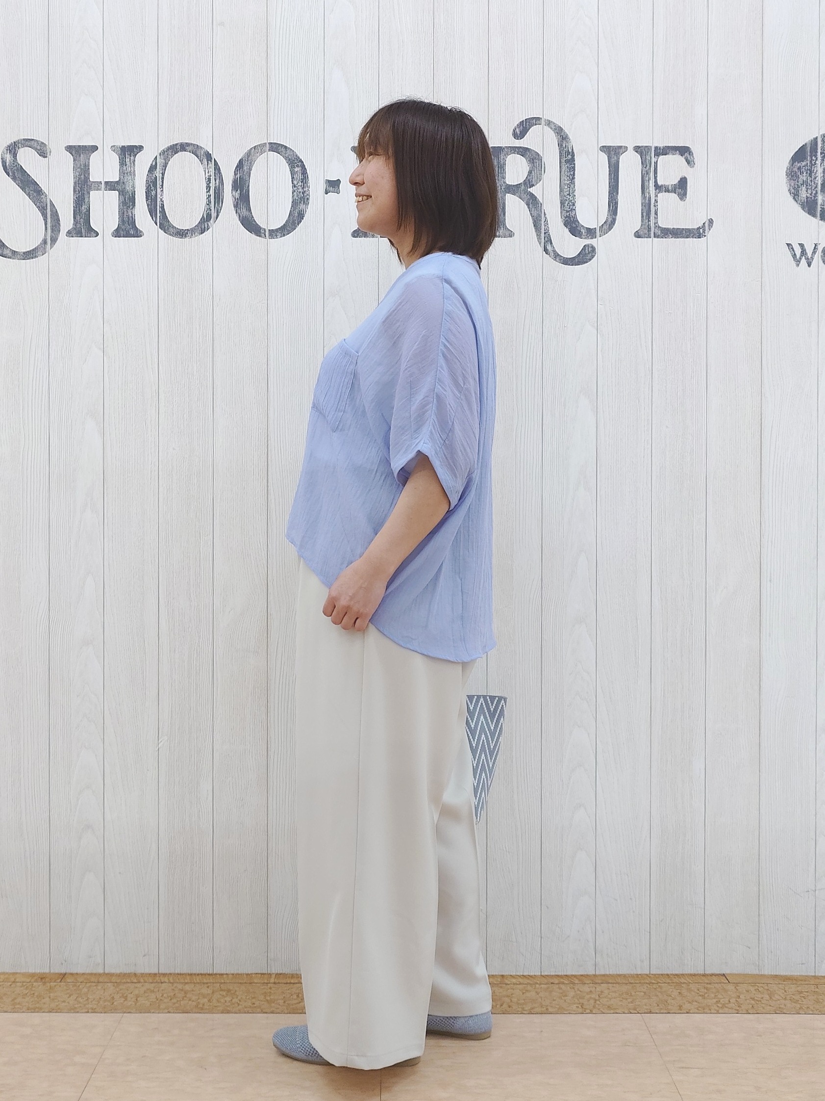 とろろさんの「SHOO･LA･RUE｜【洗濯機可/選べる6色】ナチュラルな風合いが魅力 ゆったり楊柳シアードルマンブラウス」を使ったコーディネート
