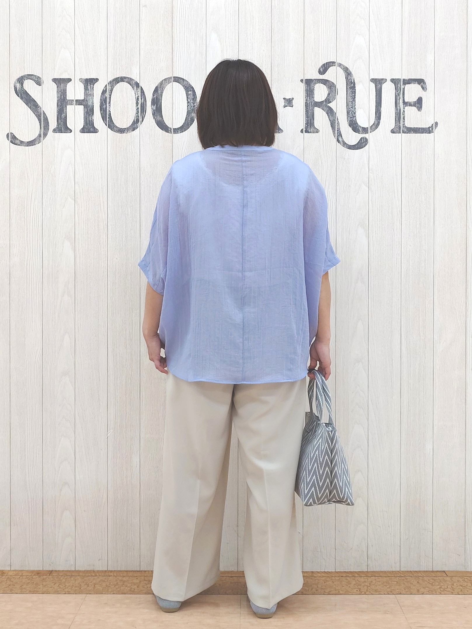 とろろさんの「SHOO･LA･RUE｜【洗濯機可/選べる6色】ナチュラルな風合いが魅力 ゆったり楊柳シアードルマンブラウス」を使ったコーディネート