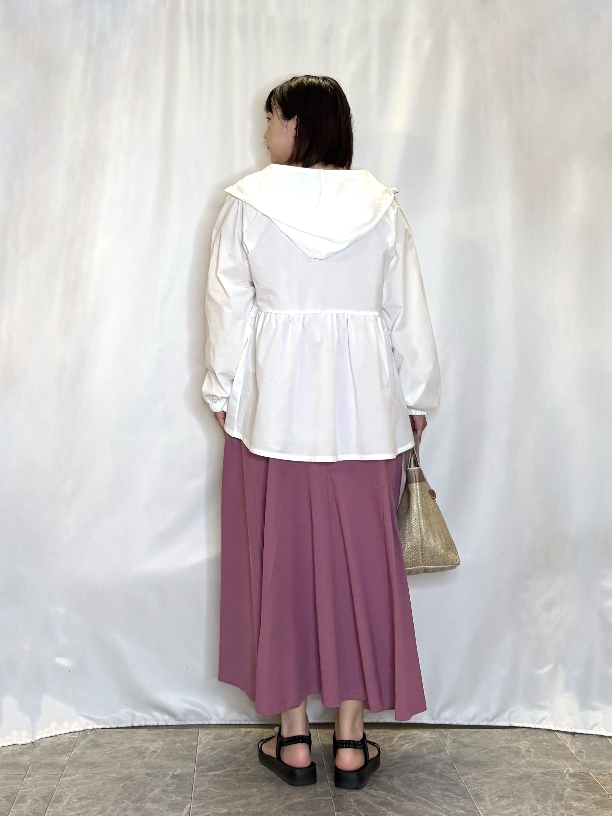 ネリさんの「SHOO･LA･RUE｜【ひんやり/S-LL/体型カバー】日焼け対策にも女性らしさを UVカットペプラムパーカ」を使ったコーディネート