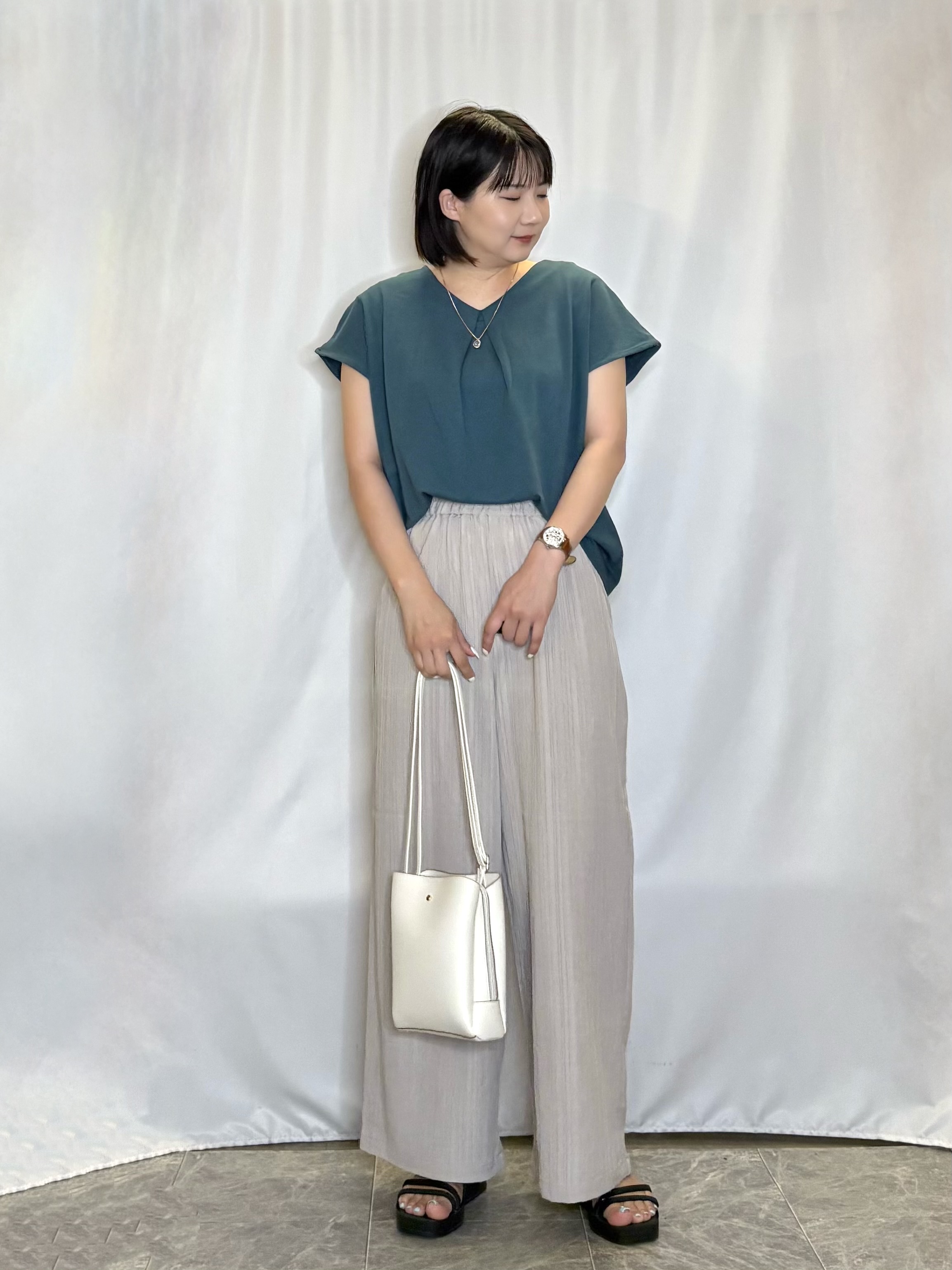 ネリさんの「SHOO･LA･RUE｜【ひんやり/前後2WAY/S-LL】楽に着られて好印象 やわらかトップス」を使ったコーディネート