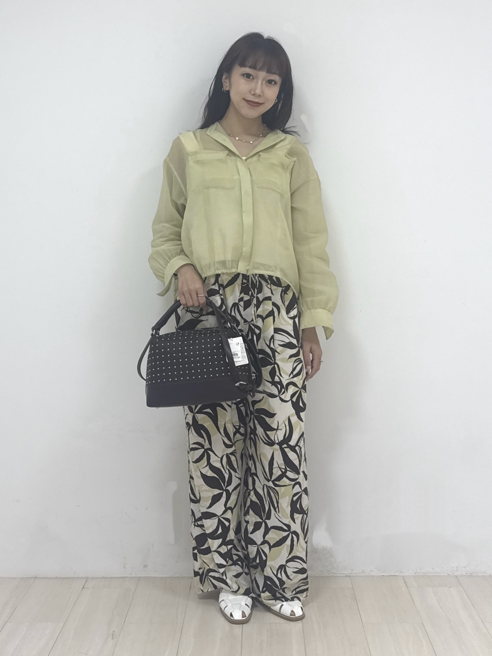 萩原 優里菜さんの「INDIVI｜【トレンド／2WAY】裾ドロスト付きシアーブラウスブルゾン」を使ったコーディネート