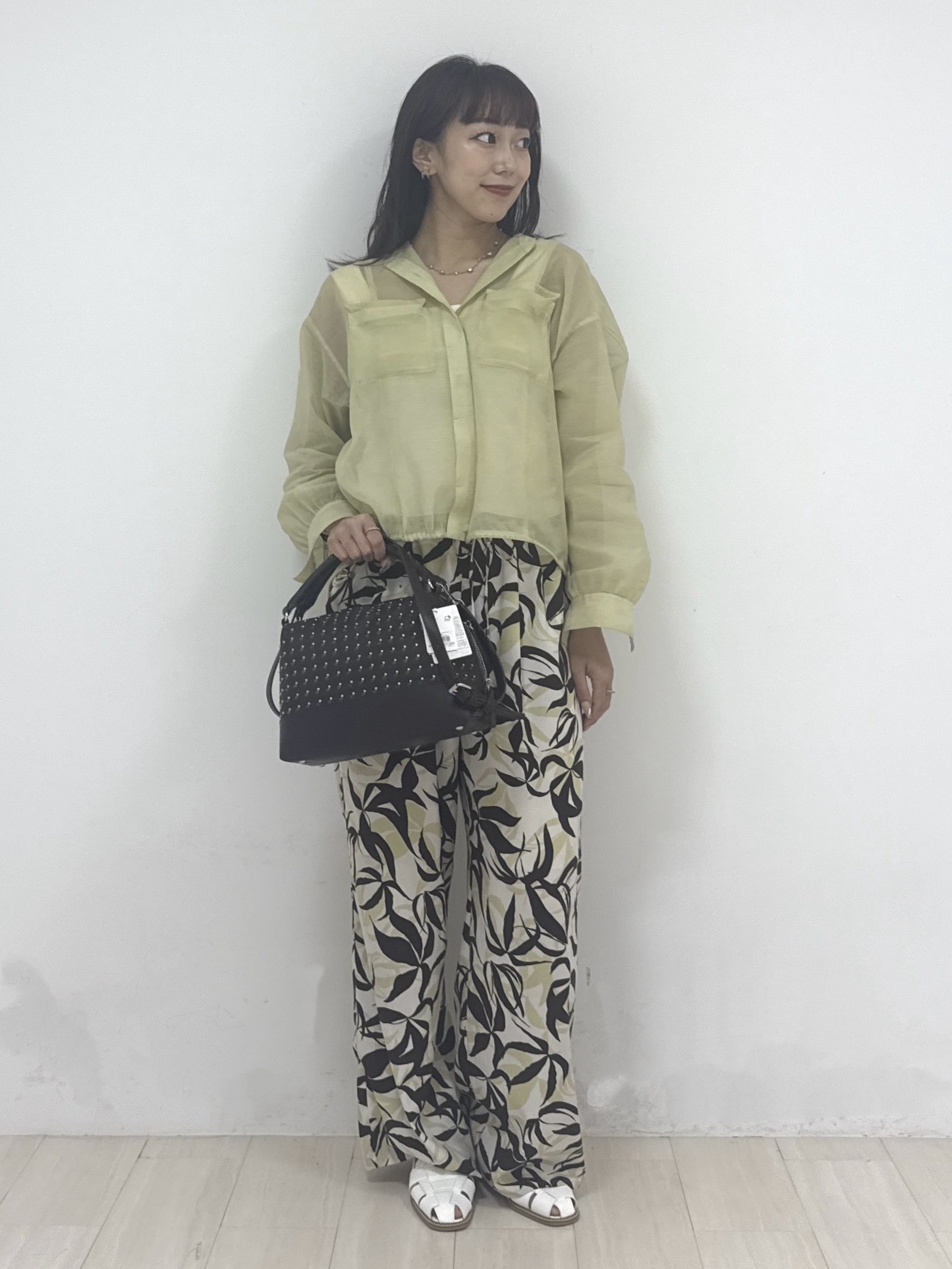 萩原 優里菜さんの「INDIVI｜【トレンド／2WAY】裾ドロスト付きシアーブラウスブルゾン」を使ったコーディネート