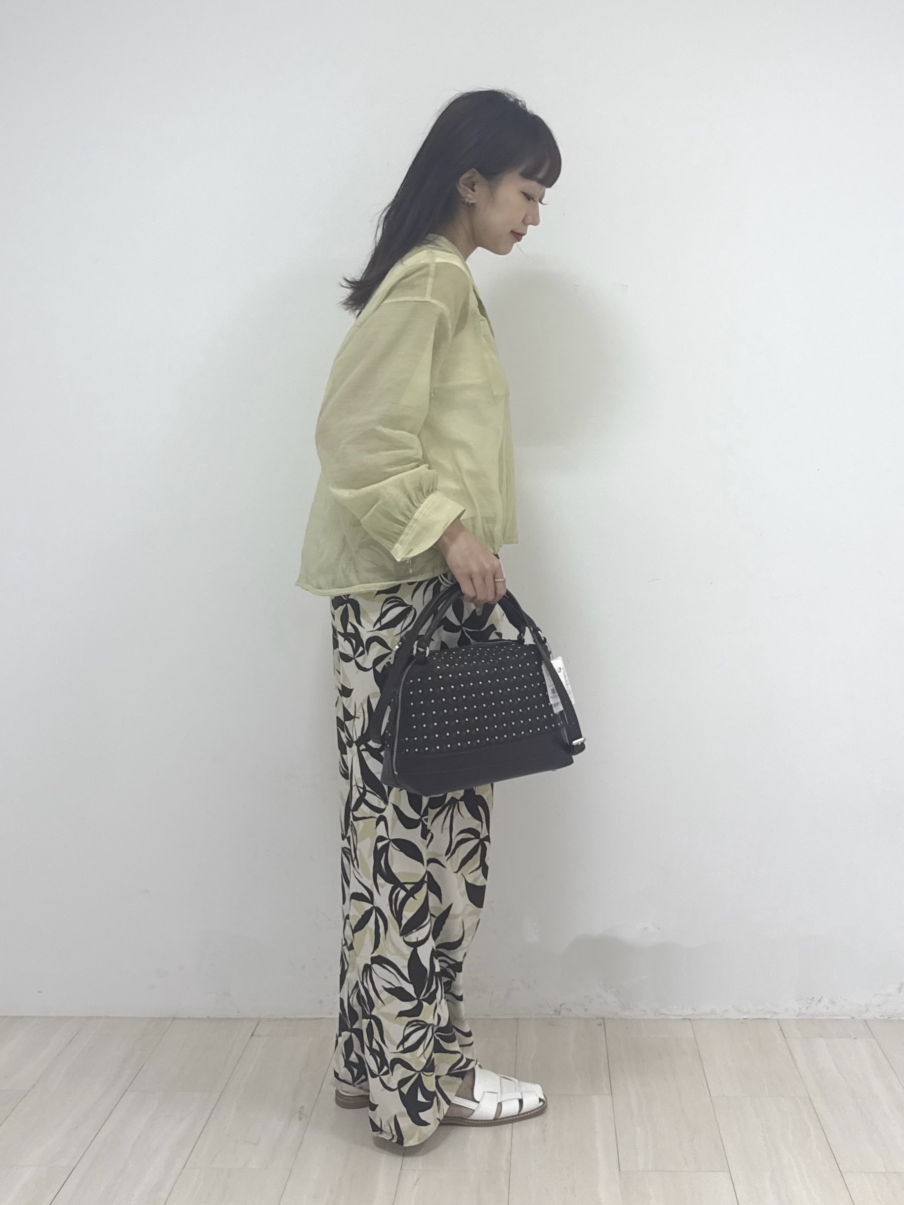 萩原 優里菜さんの「INDIVI｜【トレンド／2WAY】裾ドロスト付きシアーブラウスブルゾン」を使ったコーディネート