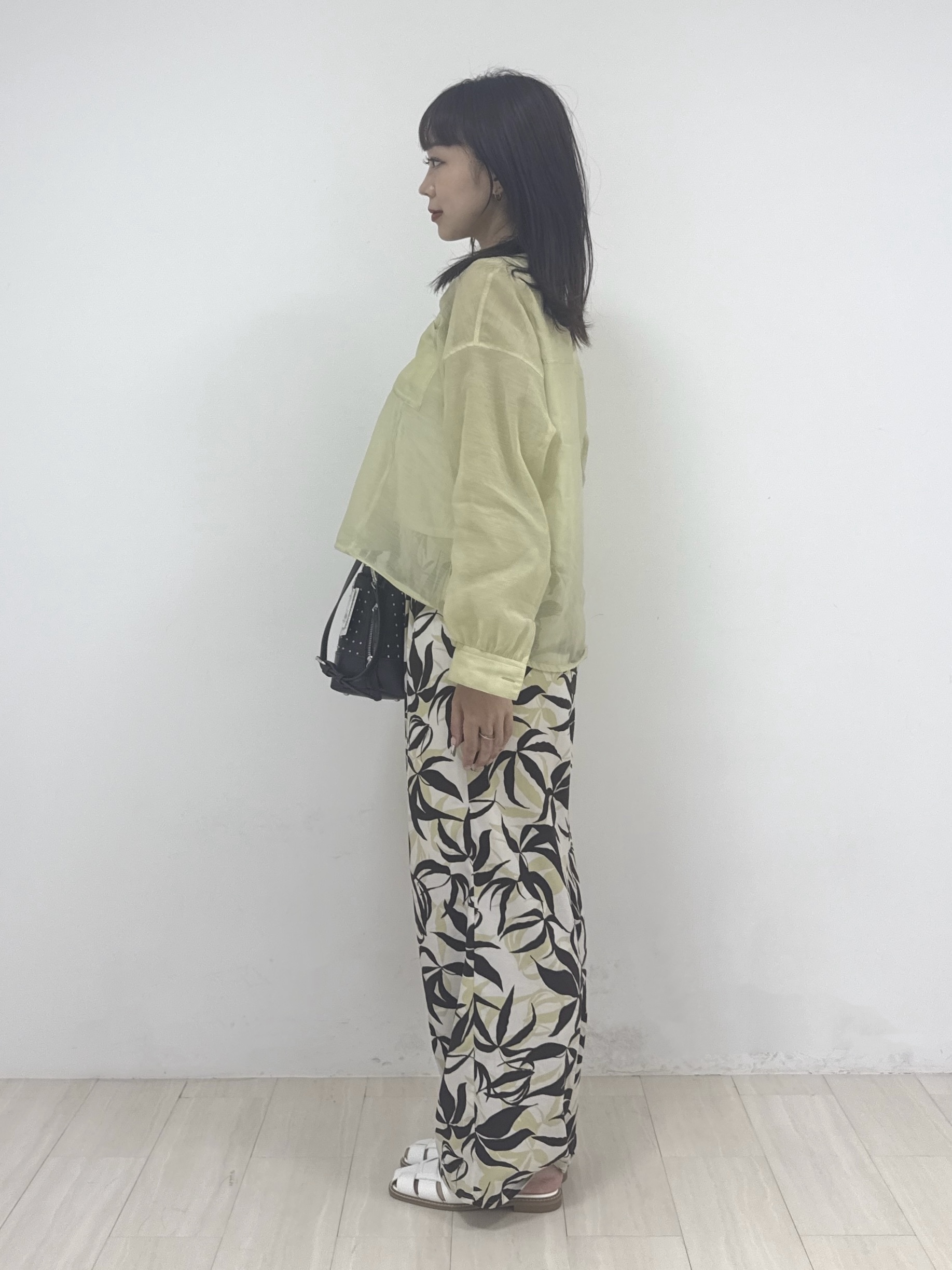 萩原 優里菜さんの「INDIVI｜【トレンド／2WAY】裾ドロスト付きシアーブラウスブルゾン」を使ったコーディネート