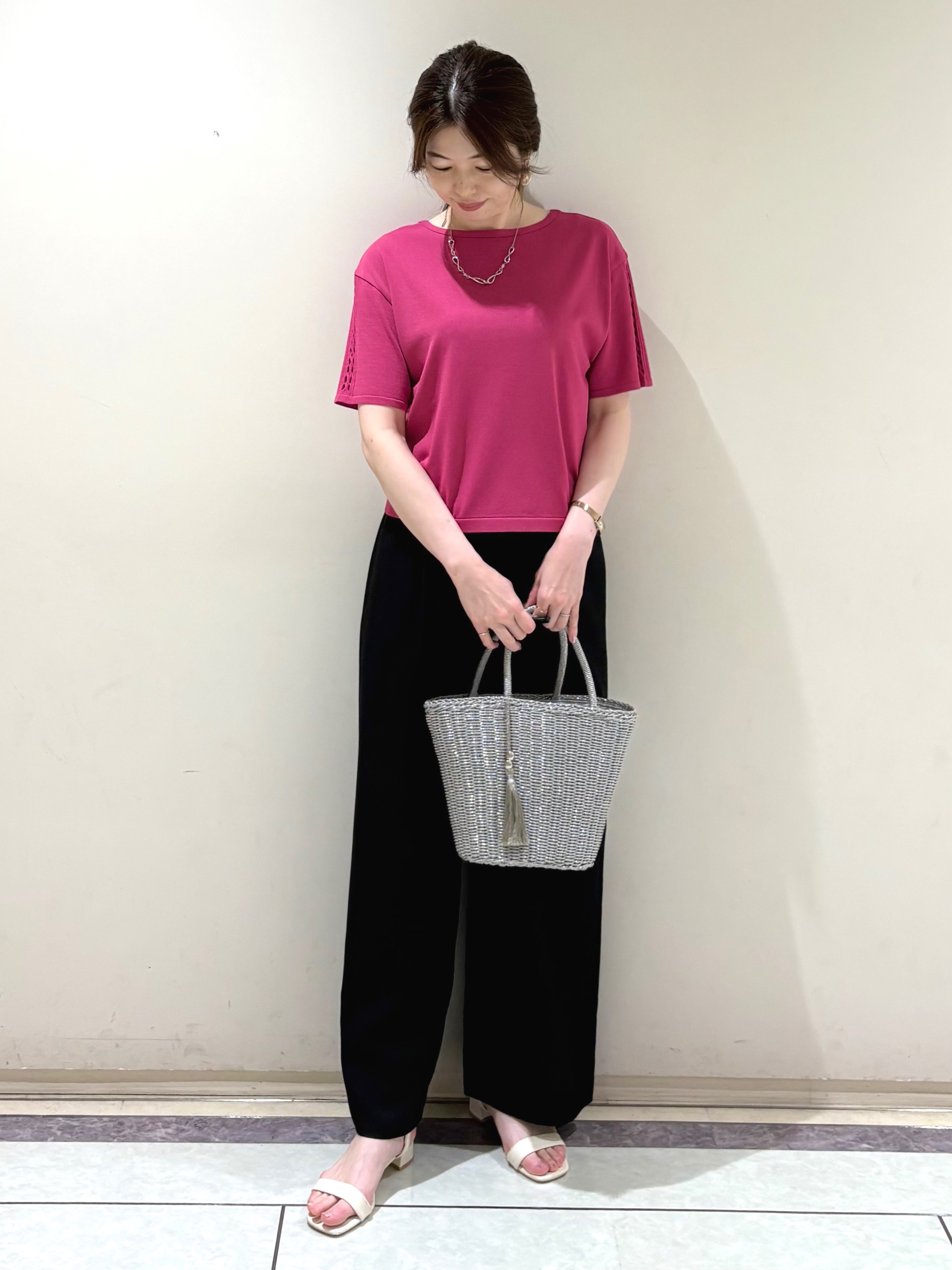 sakiさんの「COUP DE CHANCE｜【手洗い可／日本製／接触冷感】袖クロス編みニット」を使ったコーディネート
