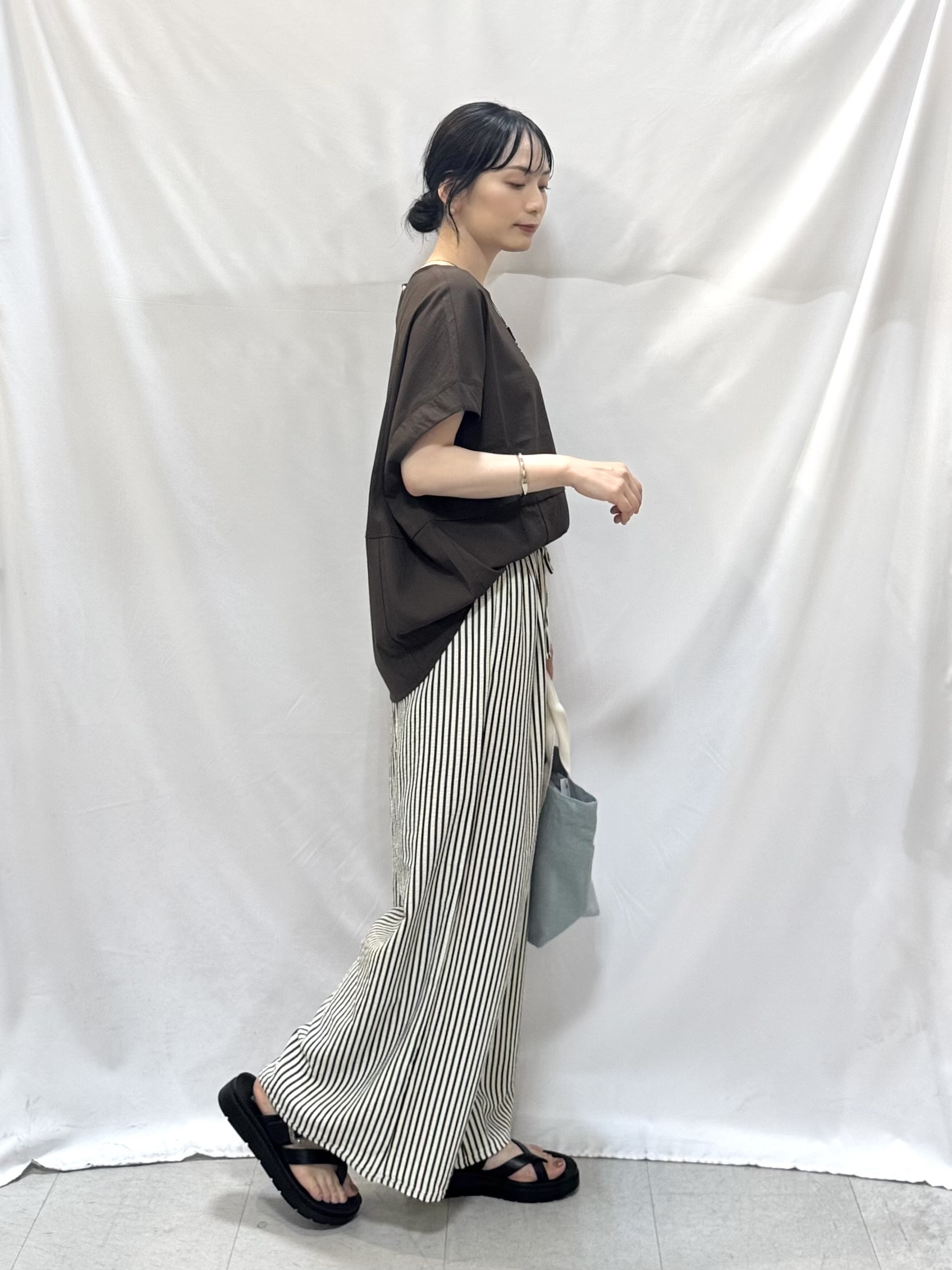 𝐇𝐢𝐫𝐨𝐦𝐢さんの「SHOO･LA･RUE｜【洗濯機可/セットアップ可】軽凛(かろりん) ひんやり切替コクーントップス」を使ったコーディネート