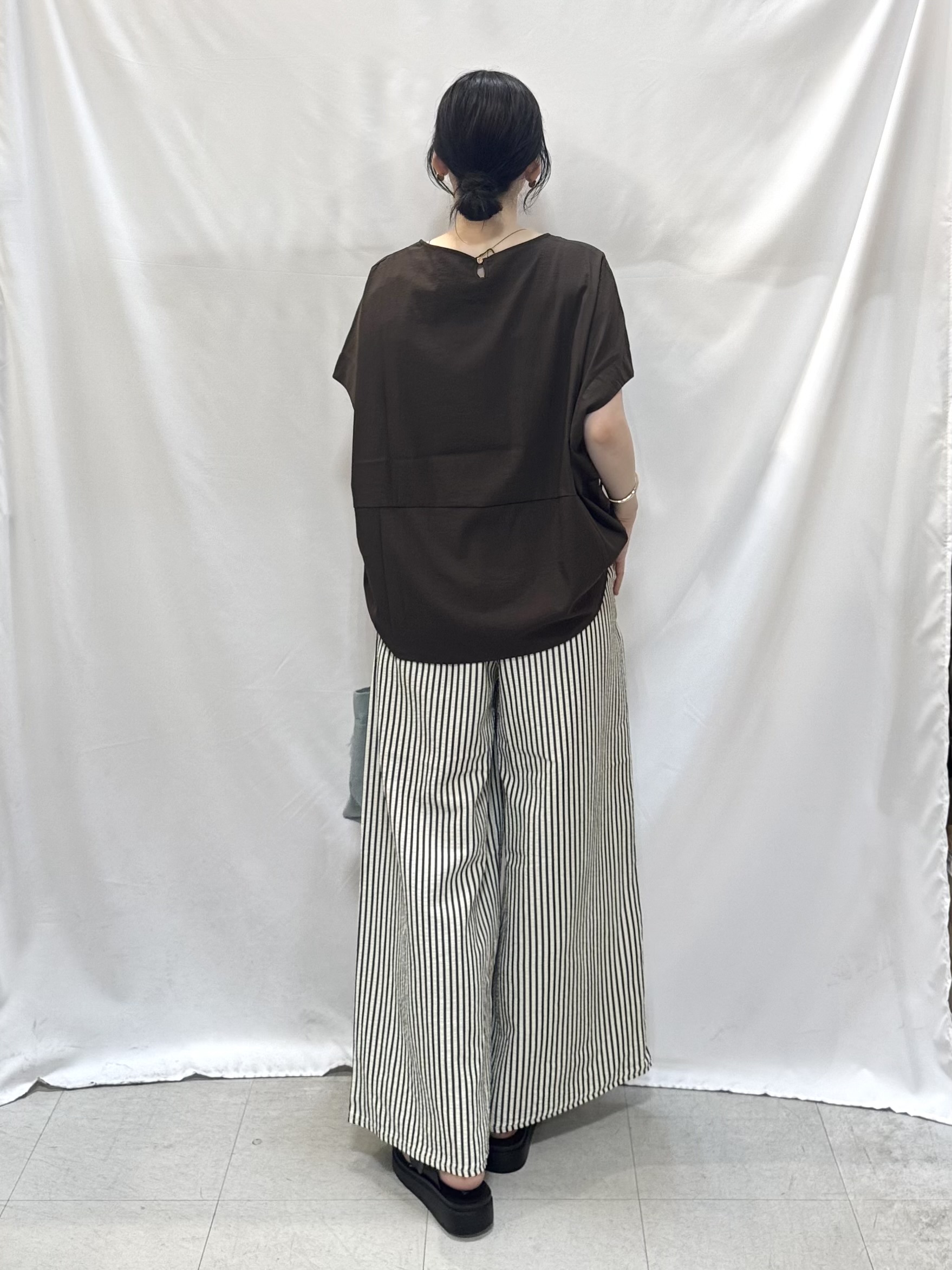 𝐇𝐢𝐫𝐨𝐦𝐢さんの「SHOO･LA･RUE｜【洗濯機可/セットアップ可】軽凛(かろりん) ひんやり切替コクーントップス」を使ったコーディネート