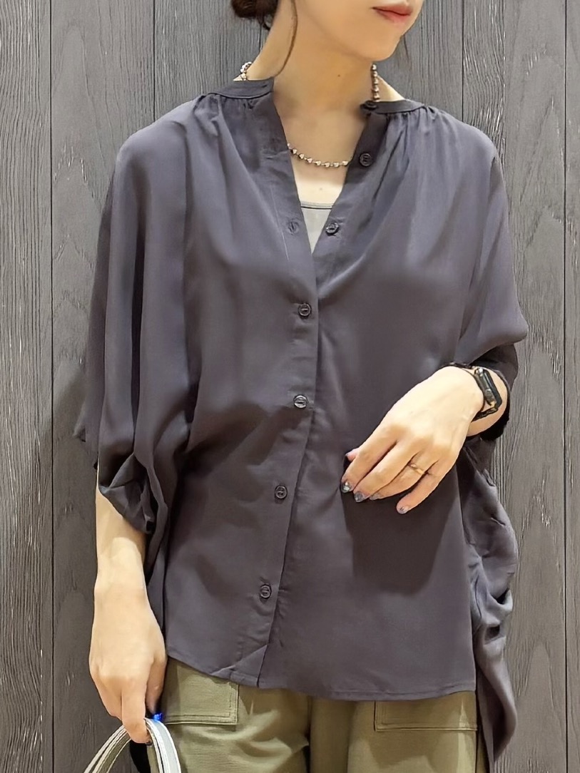meiさんの「SHOO･LA･RUE｜【ひんやり/洗濯機可/体型カバー】二の腕隠れる ゆるっと襟ギャザーレーヨンブラウス」を使ったコーディネート